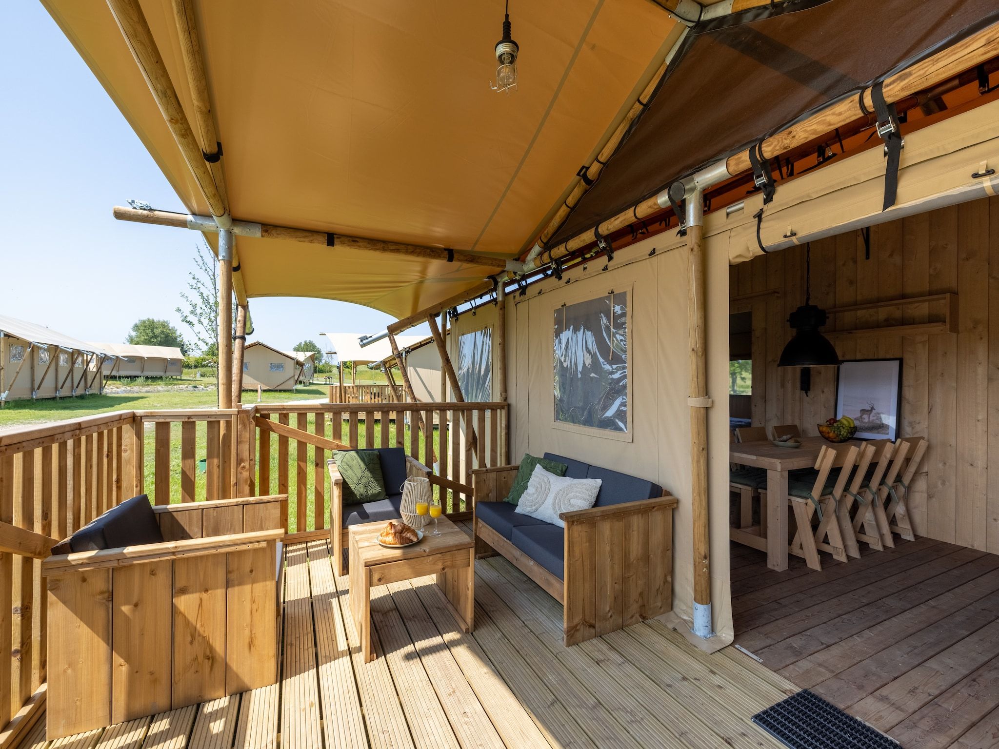 Het terras van Villavakantiepark IJsselhof 11 in Andijk