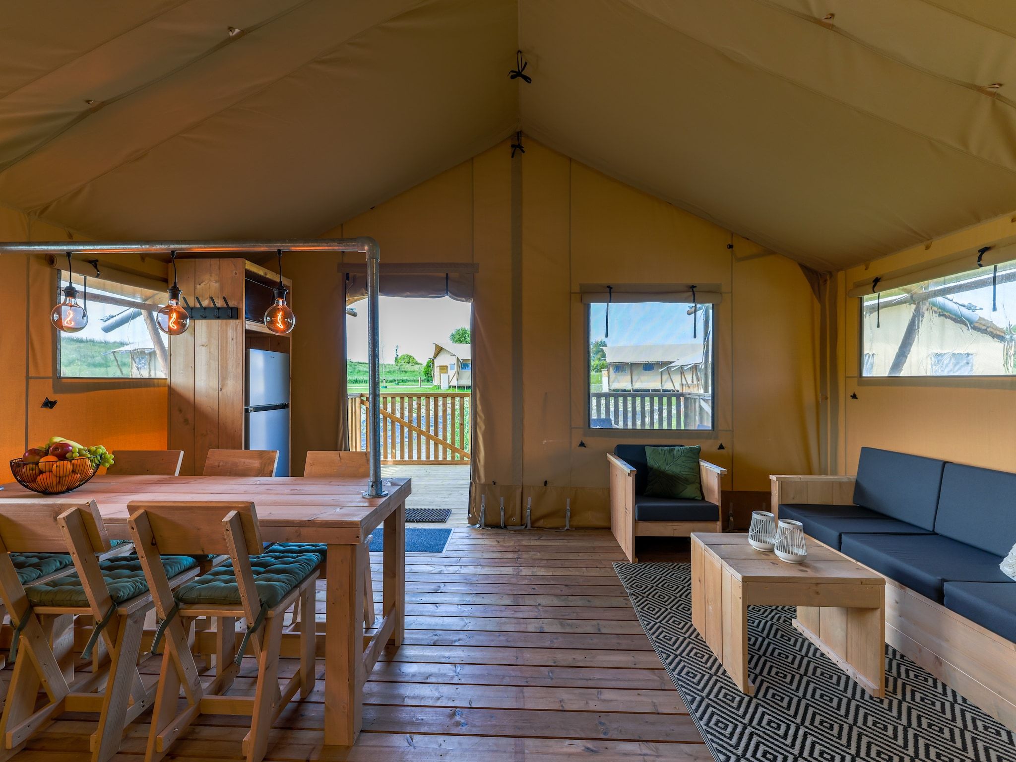 De woonkamer van Villavakantiepark IJsselhof 12 in Andijk