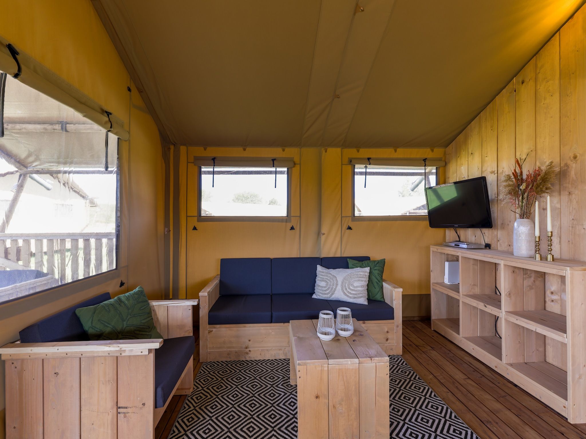De woonkamer van Villavakantiepark IJsselhof 12 in Andijk