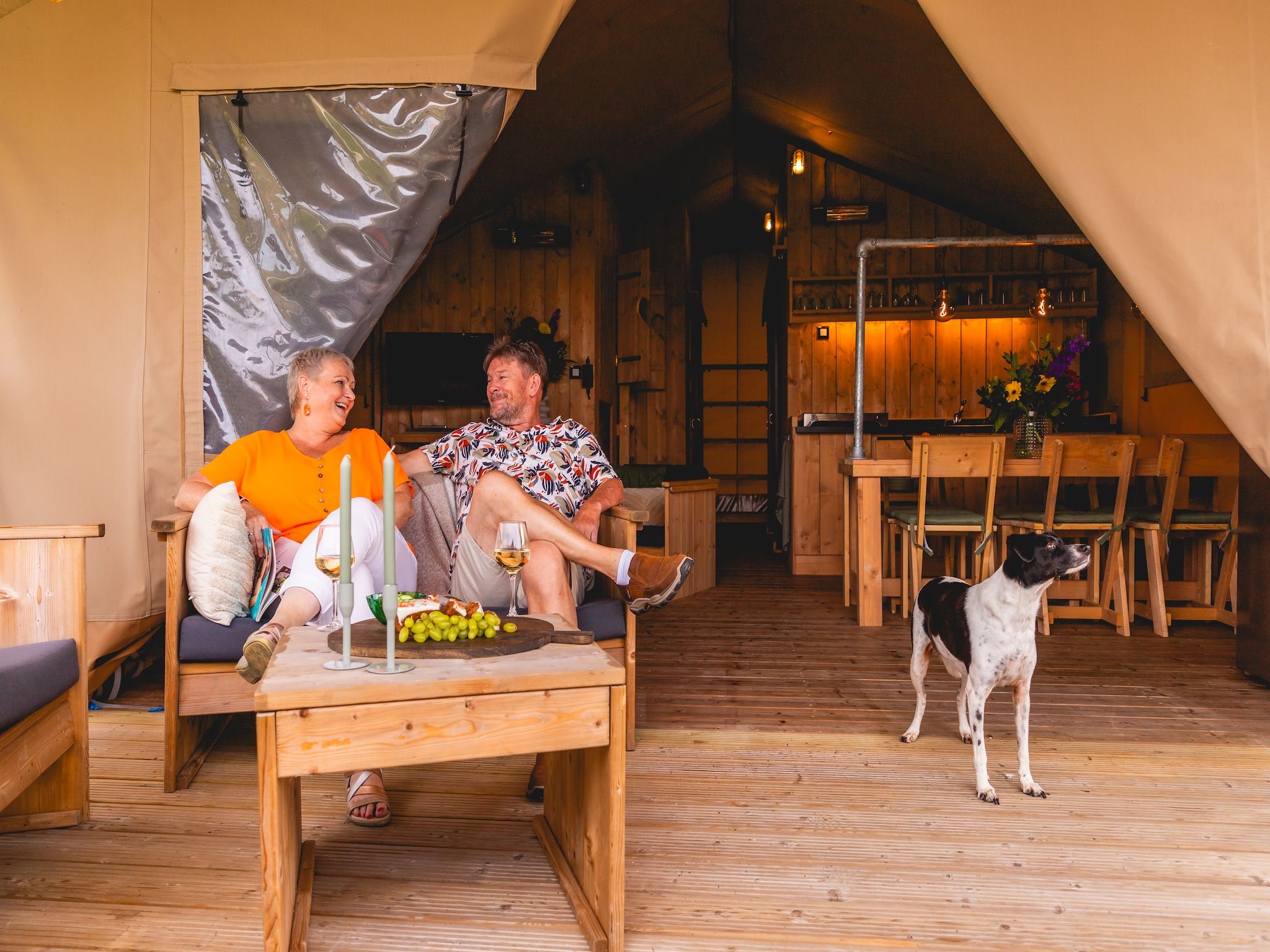 Het terras van Villavakantiepark IJsselhof 12 in Andijk