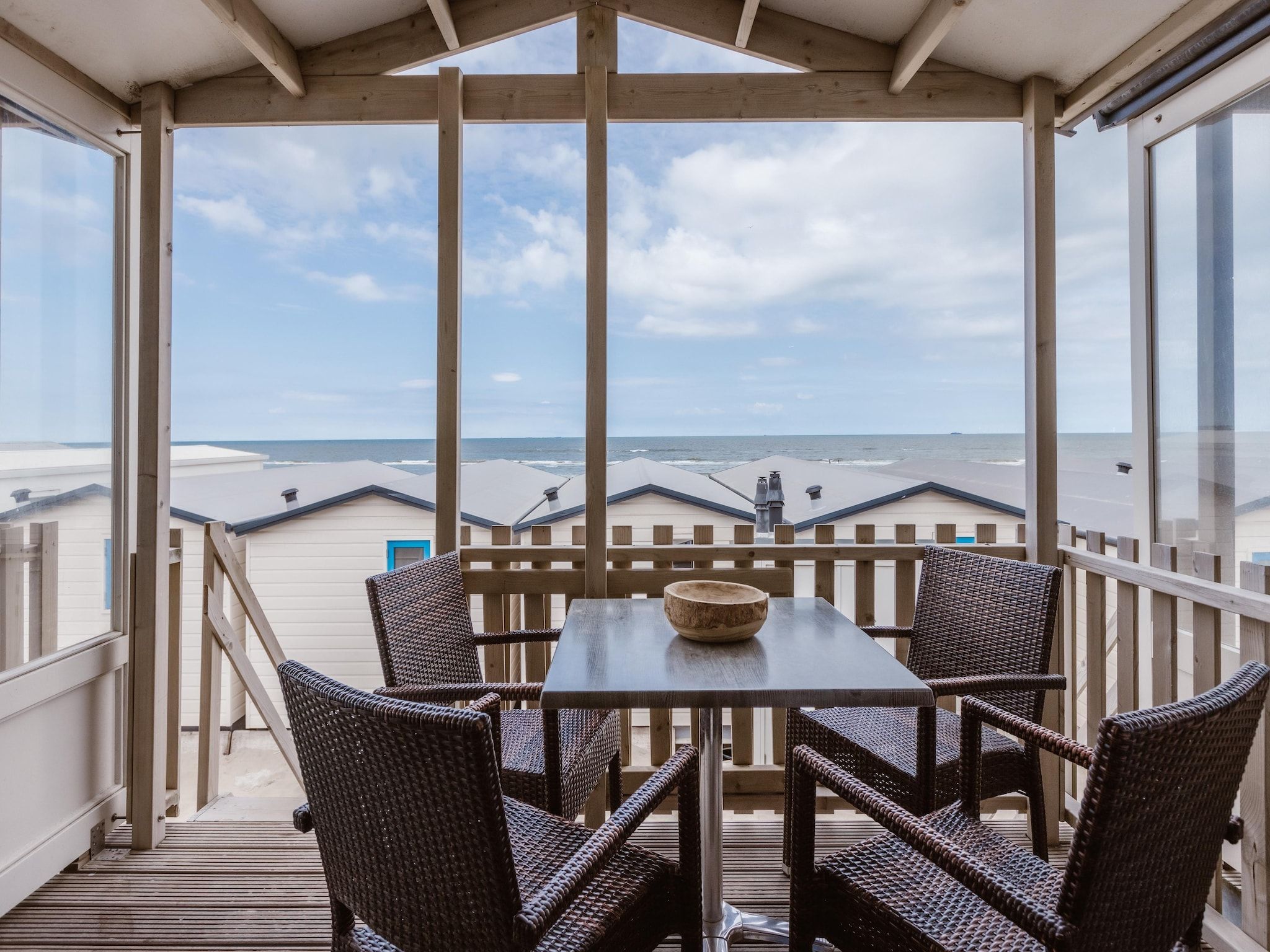 Het terras van Resort Beach Houses Wijk aan Zee 1 in Wijk aan Zee