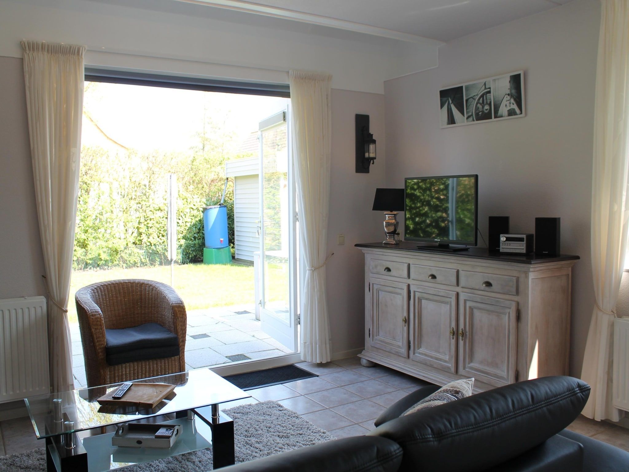 De woonkamer van Villapark De Oesterbaai 21 in Wemeldinge