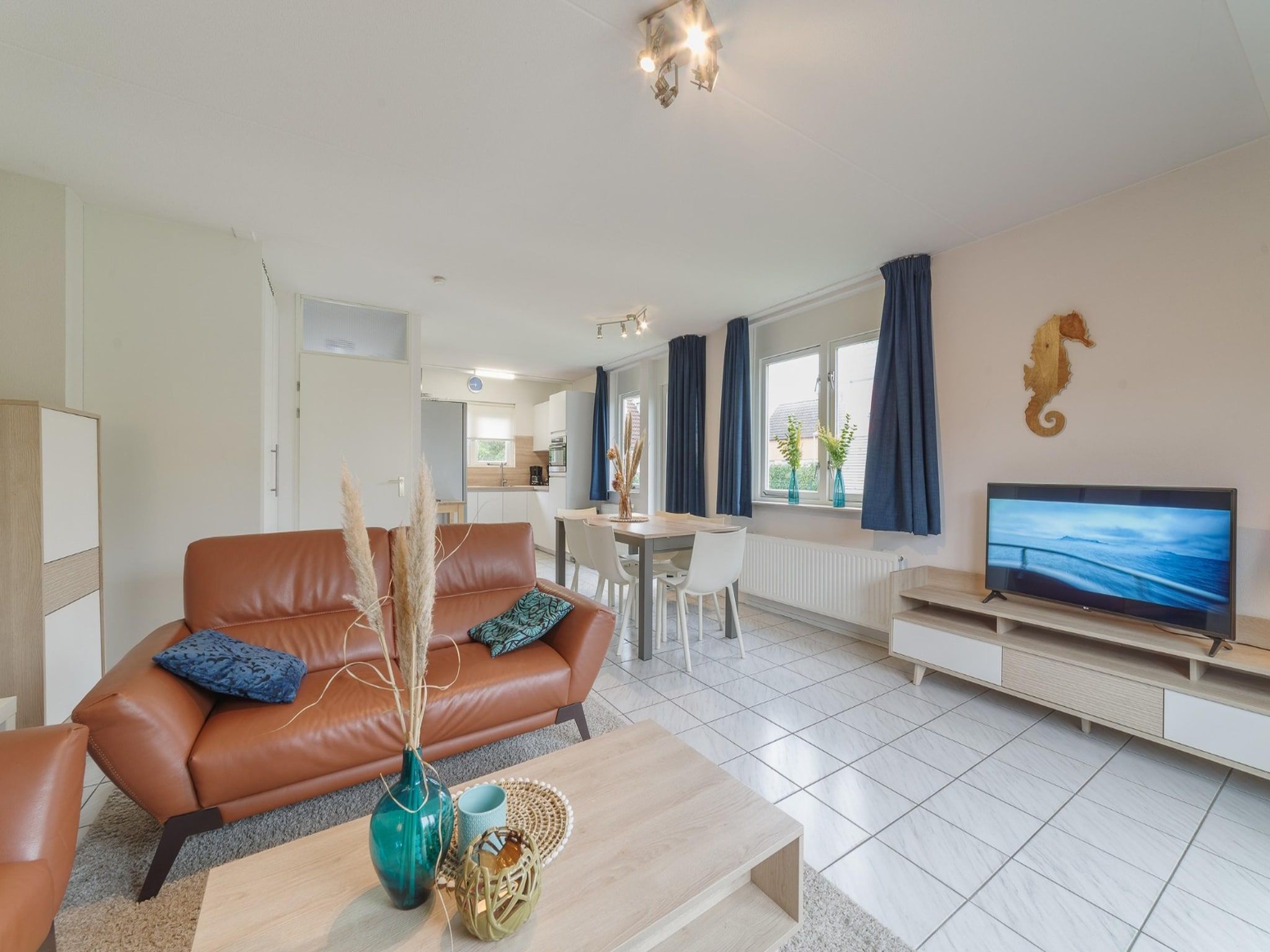 De woonkamer van Villapark De Oesterbaai 6 in Wemeldinge