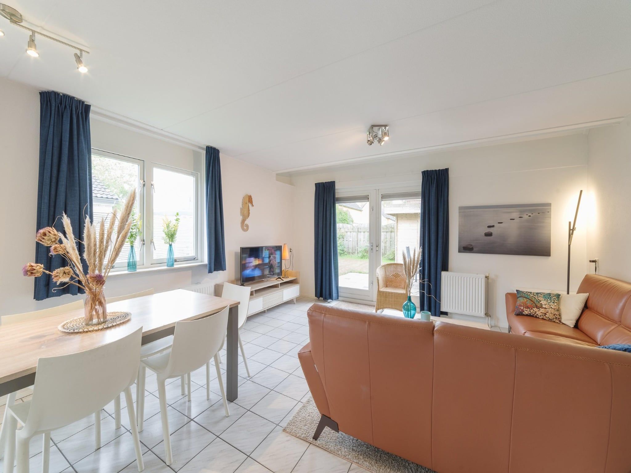 De woonkamer van Villapark De Oesterbaai 6 in Wemeldinge