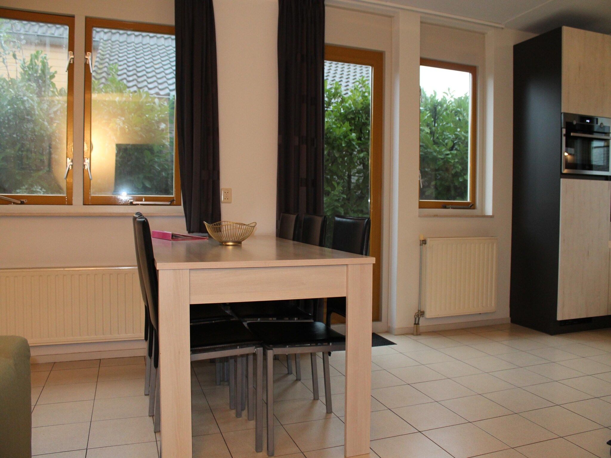 De woonkamer van Villapark De Oesterbaai 81 in Wemeldinge