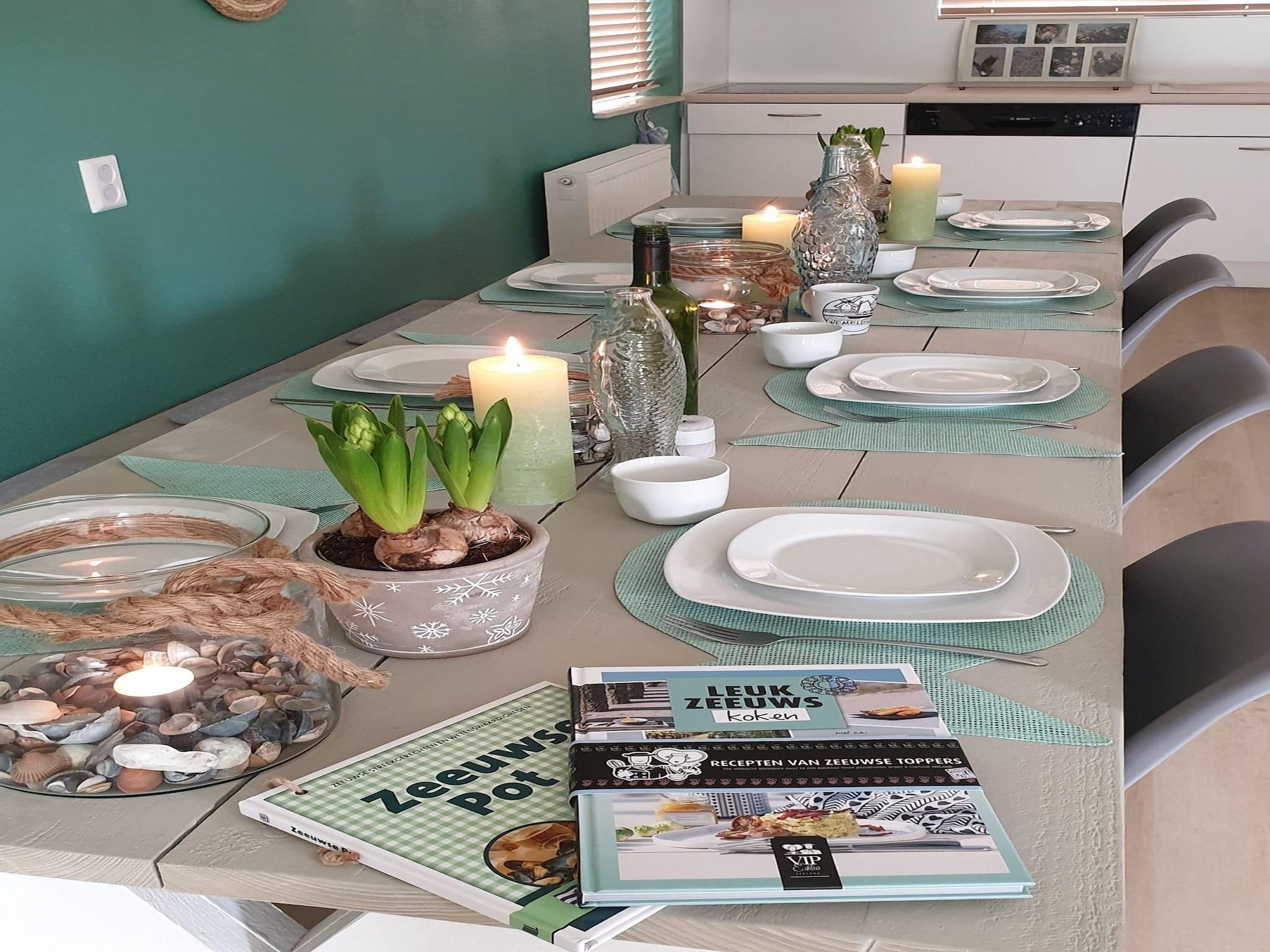 De eetkamer van Villapark De Oesterbaai 68 in Wemeldinge