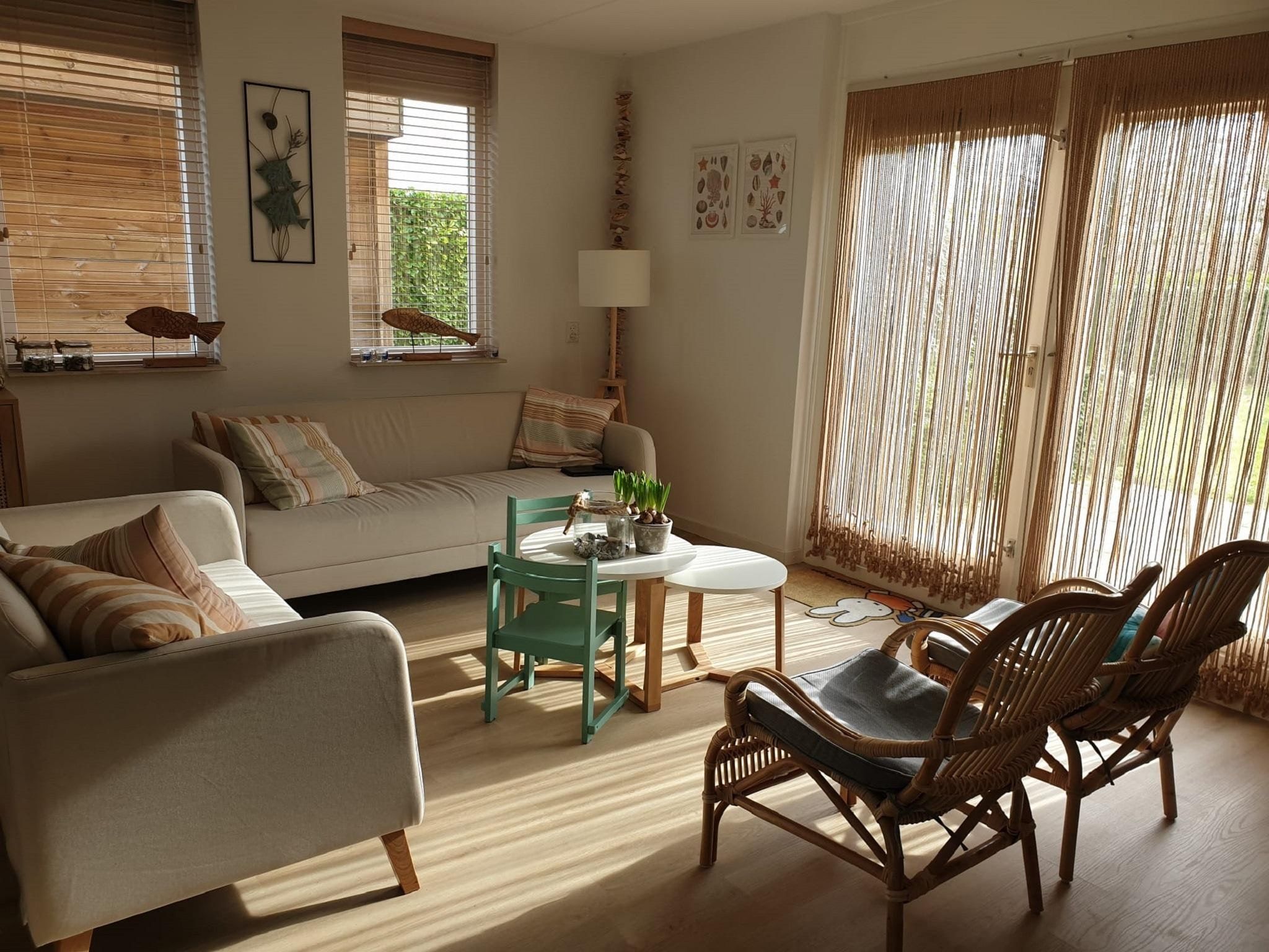 De woonkamer van Villapark De Oesterbaai 68 in Wemeldinge