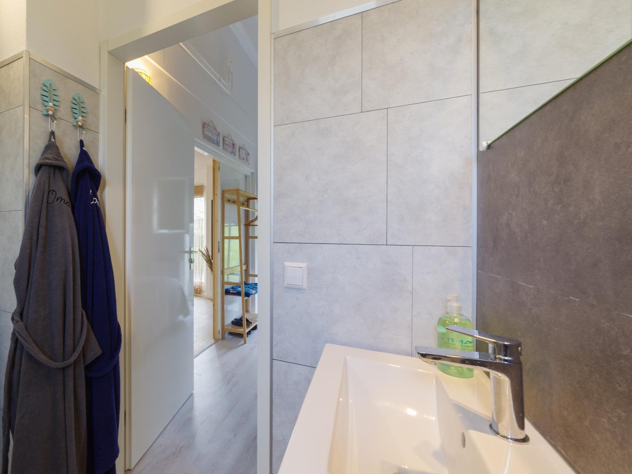 De badkamer van Villapark De Oesterbaai 68 in Wemeldinge