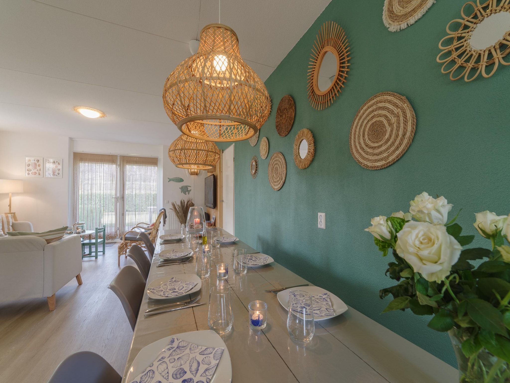 De eetkamer van Villapark De Oesterbaai 68 in Wemeldinge