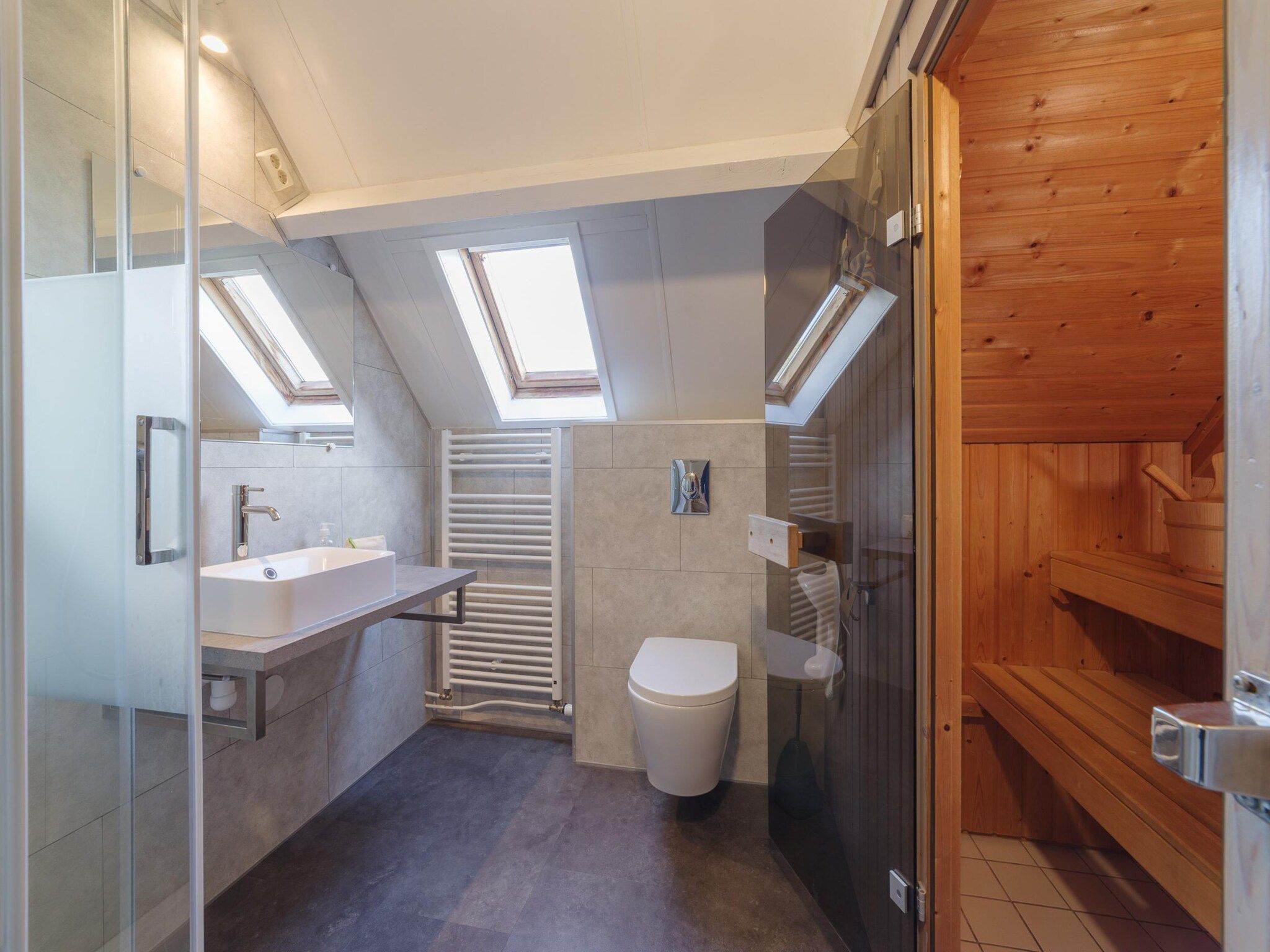 De badkamer van Villapark De Oesterbaai 68 in Wemeldinge