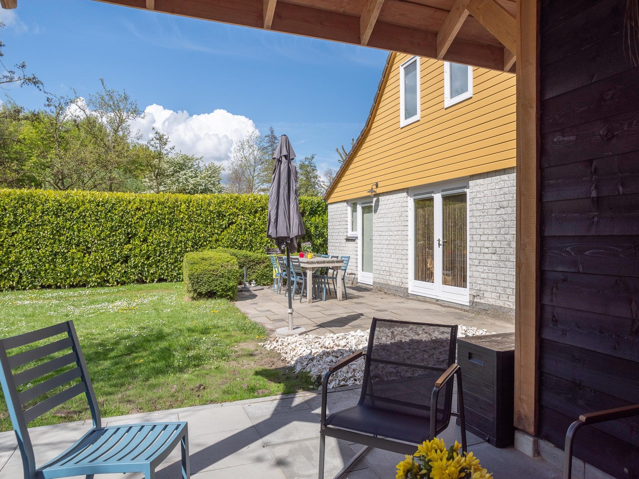 Het terras van Villapark De Oesterbaai 68 in Wemeldinge