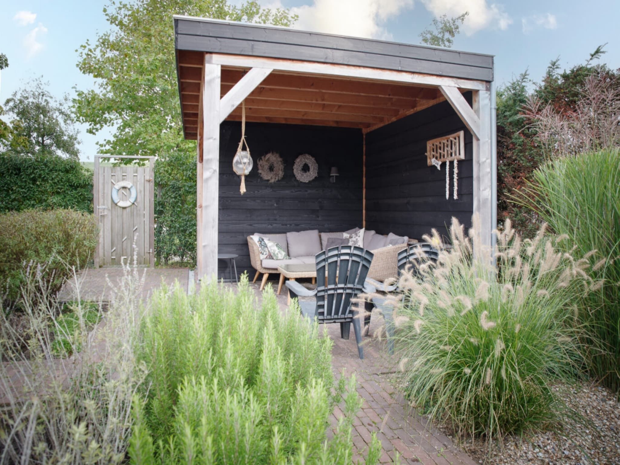 De tuin van Villapark De Oesterbaai 5 in Wemeldinge