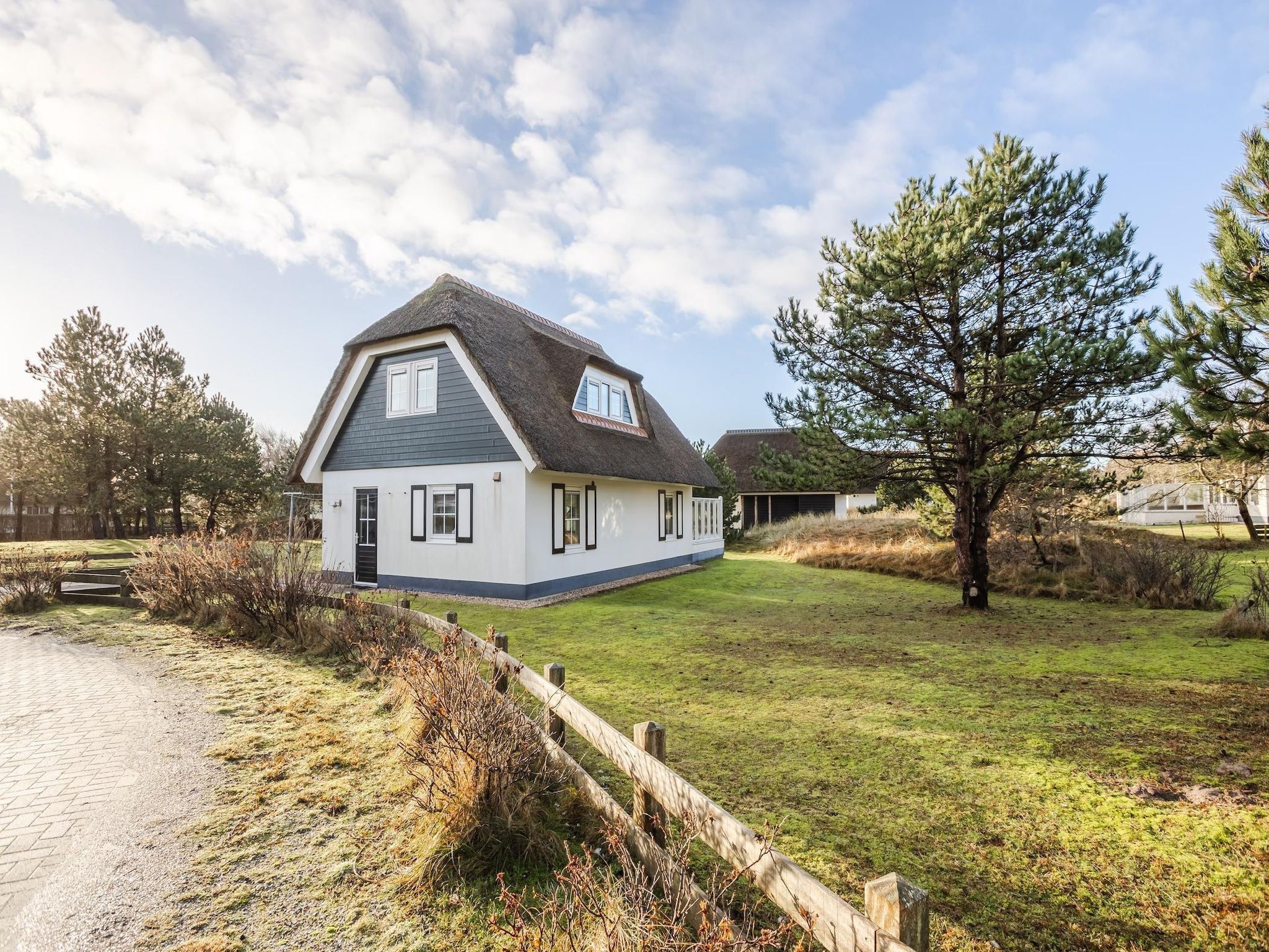 De buitenkant van Boomhiemke Engelsmanduinvilla 6 in Hollum
