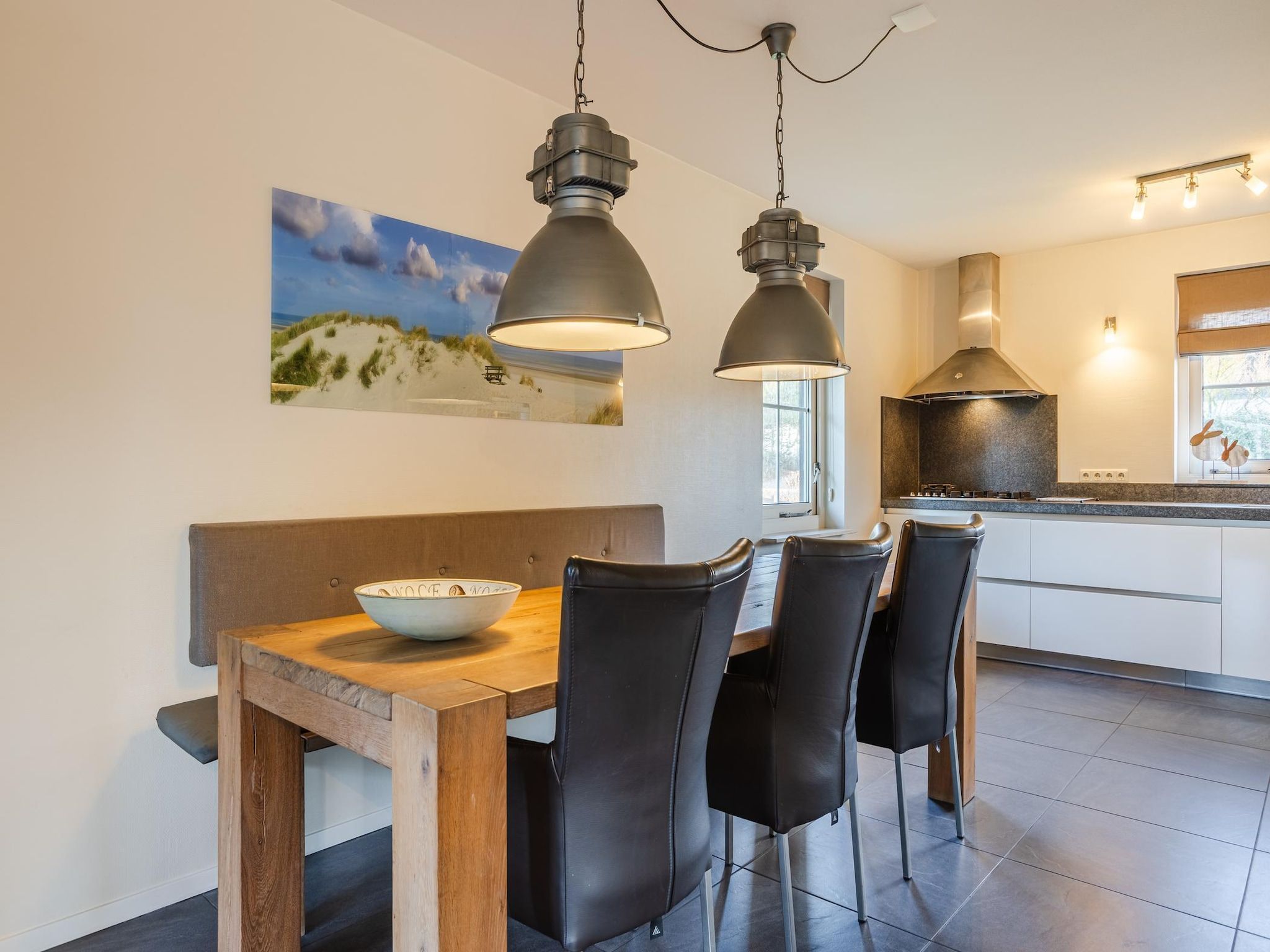 De eetkamer van Boomhiemke Engelsmanduinvilla 6 in Hollum