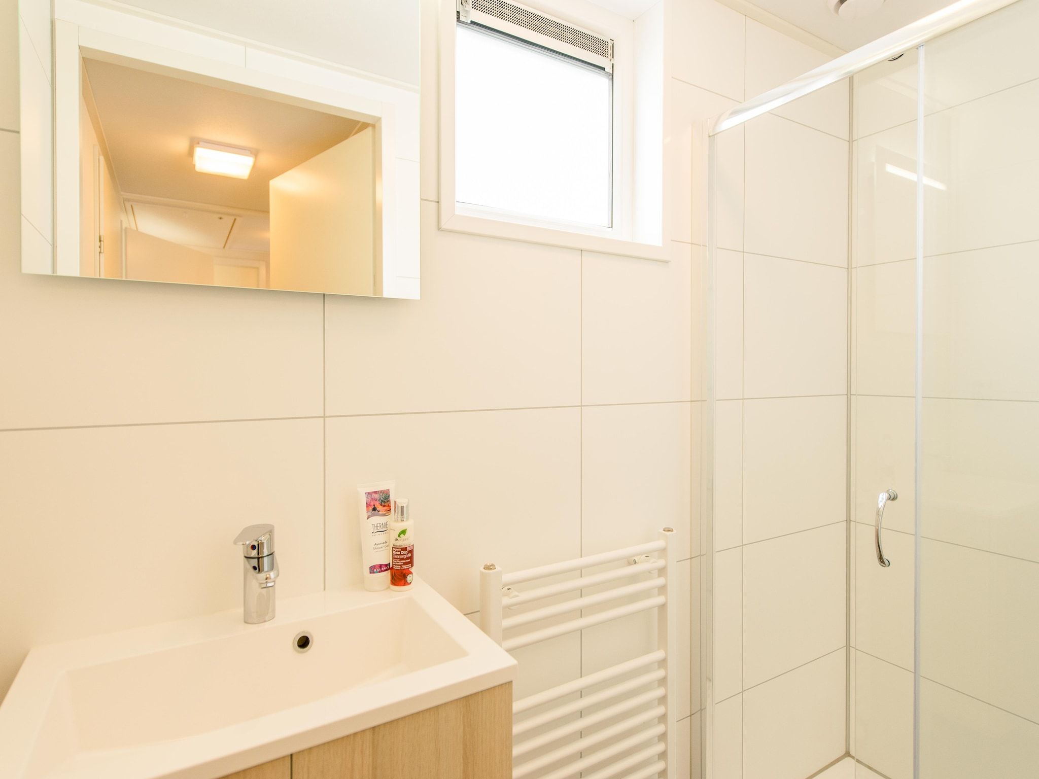 De badkamer van Vakantiepark Boomhiemke 19 in Hollum