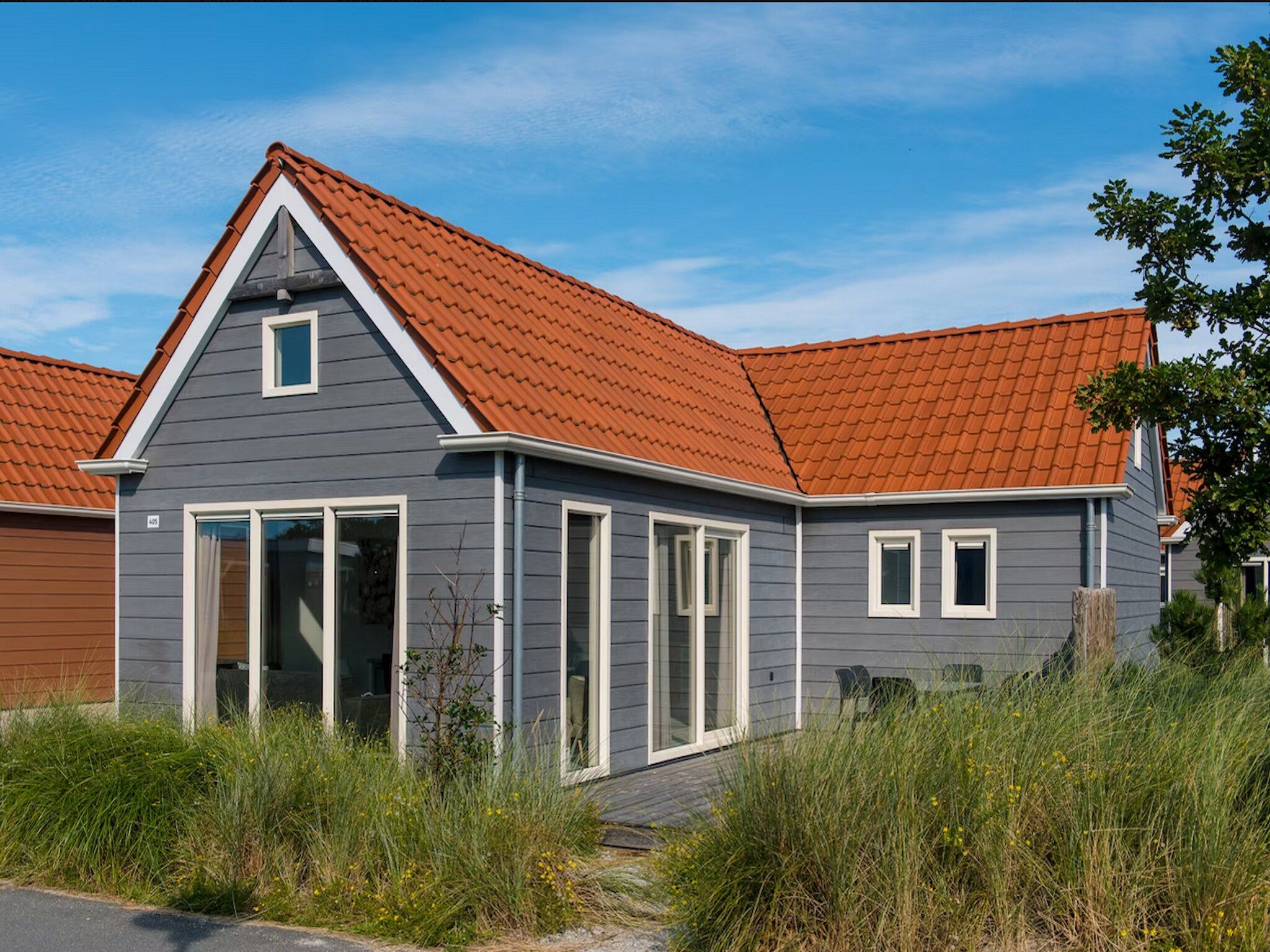 De buitenkant van Vakantiepark Boomhiemke 20 in Hollum