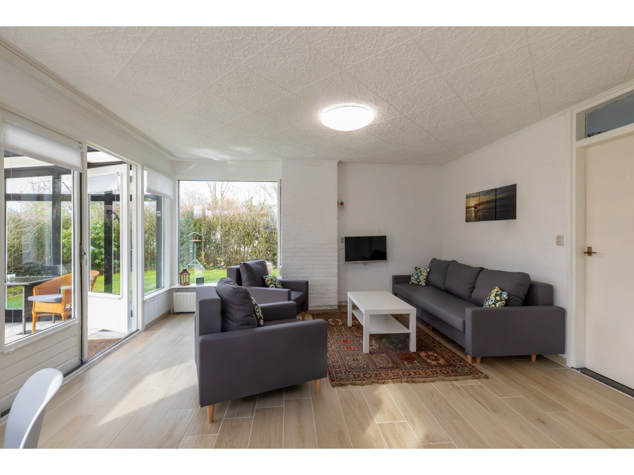 De woonkamer van Koekoesbloemwei 90 in Kortgene