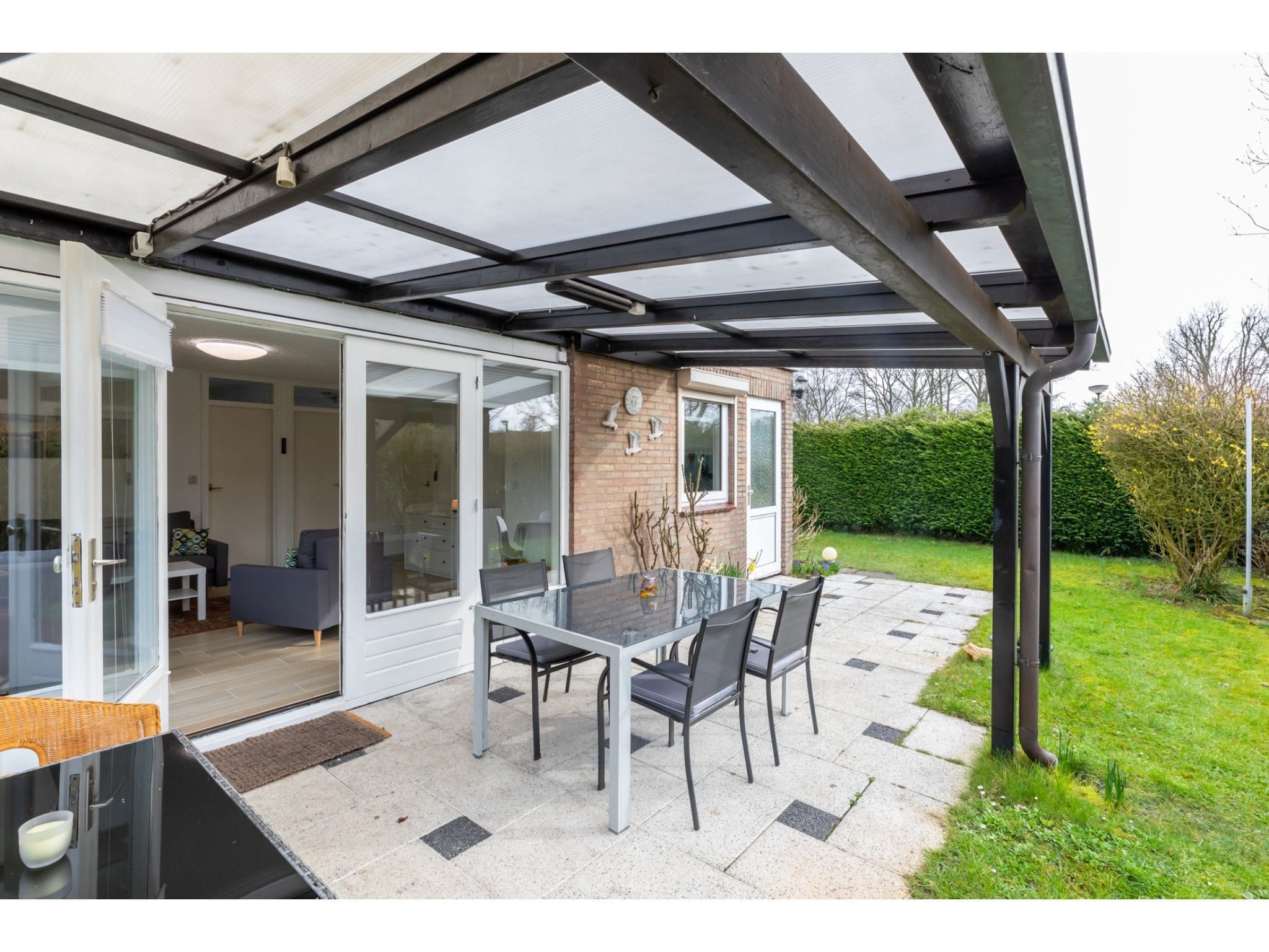 Het terras van Koekoesbloemwei 90 in Kortgene