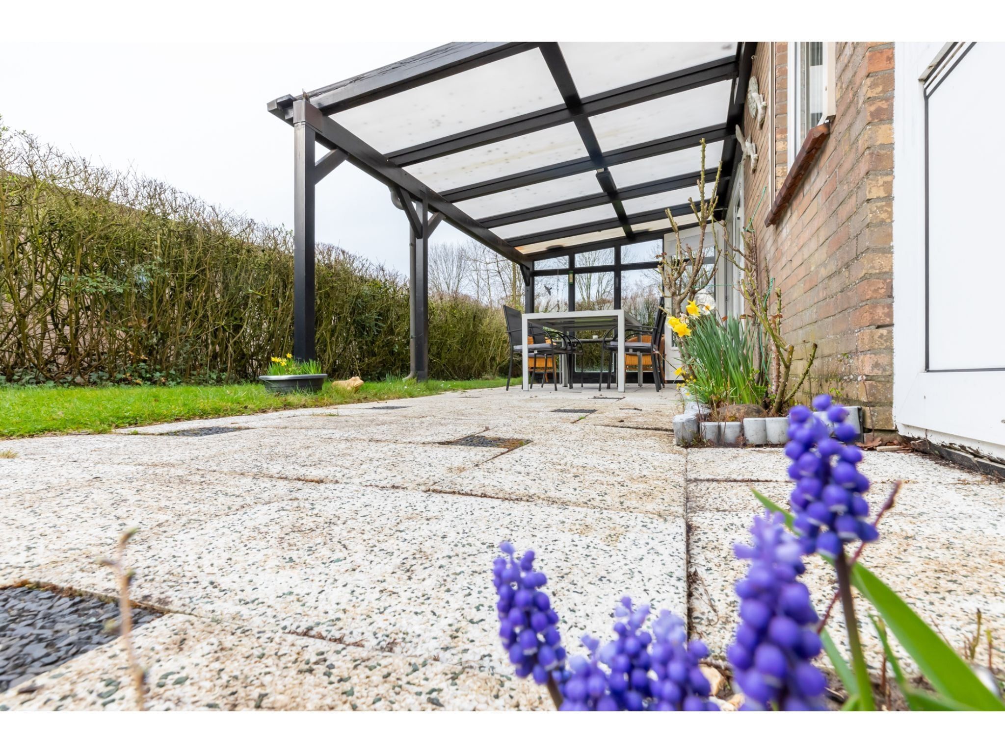 Het terras van Koekoesbloemwei 90 in Kortgene