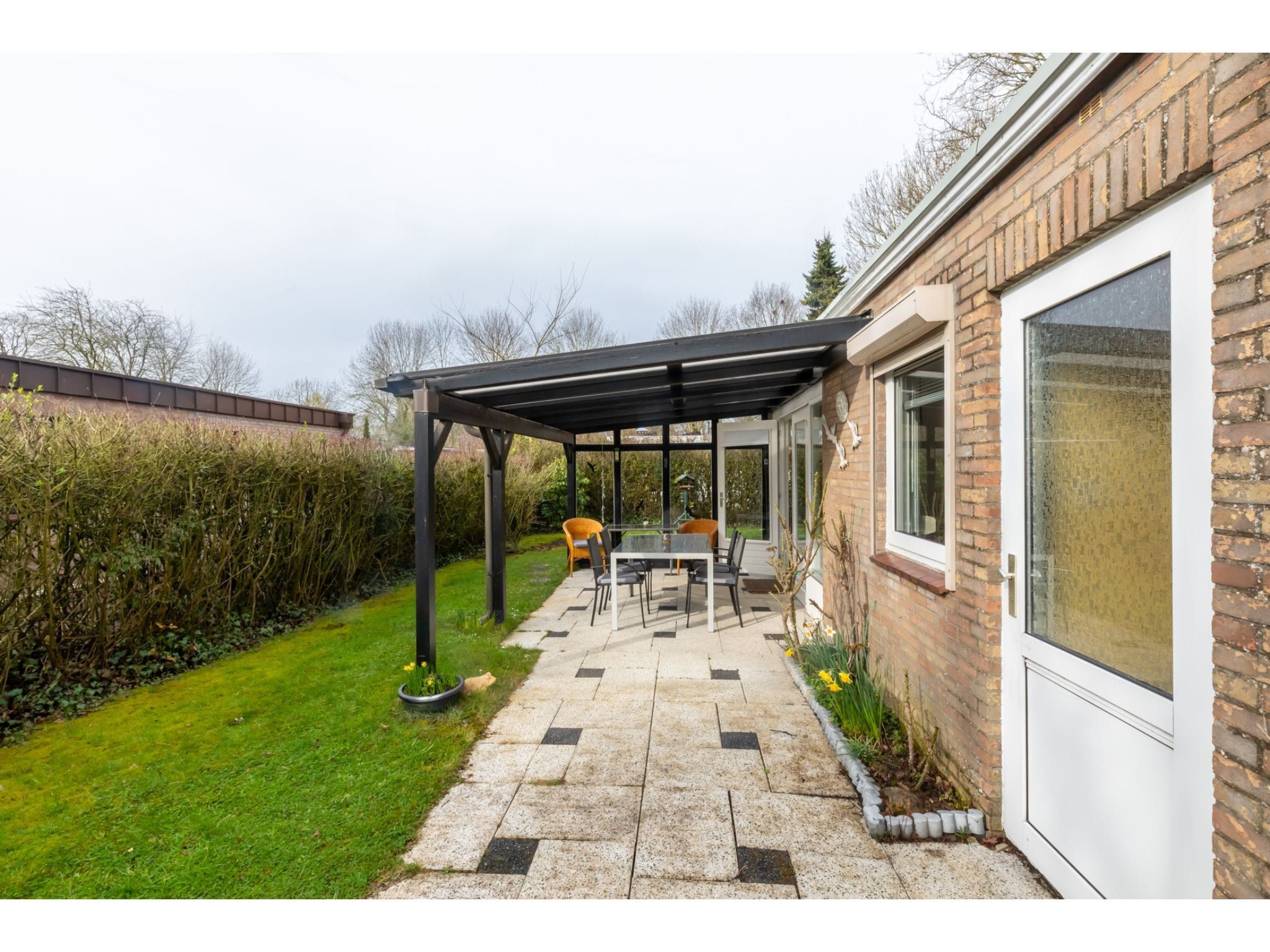 Het terras van Koekoesbloemwei 90 in Kortgene