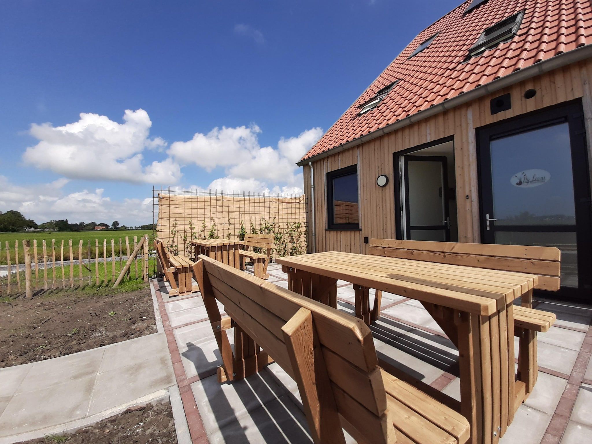 De buitenkant van Friese Villa in Leons in Leons