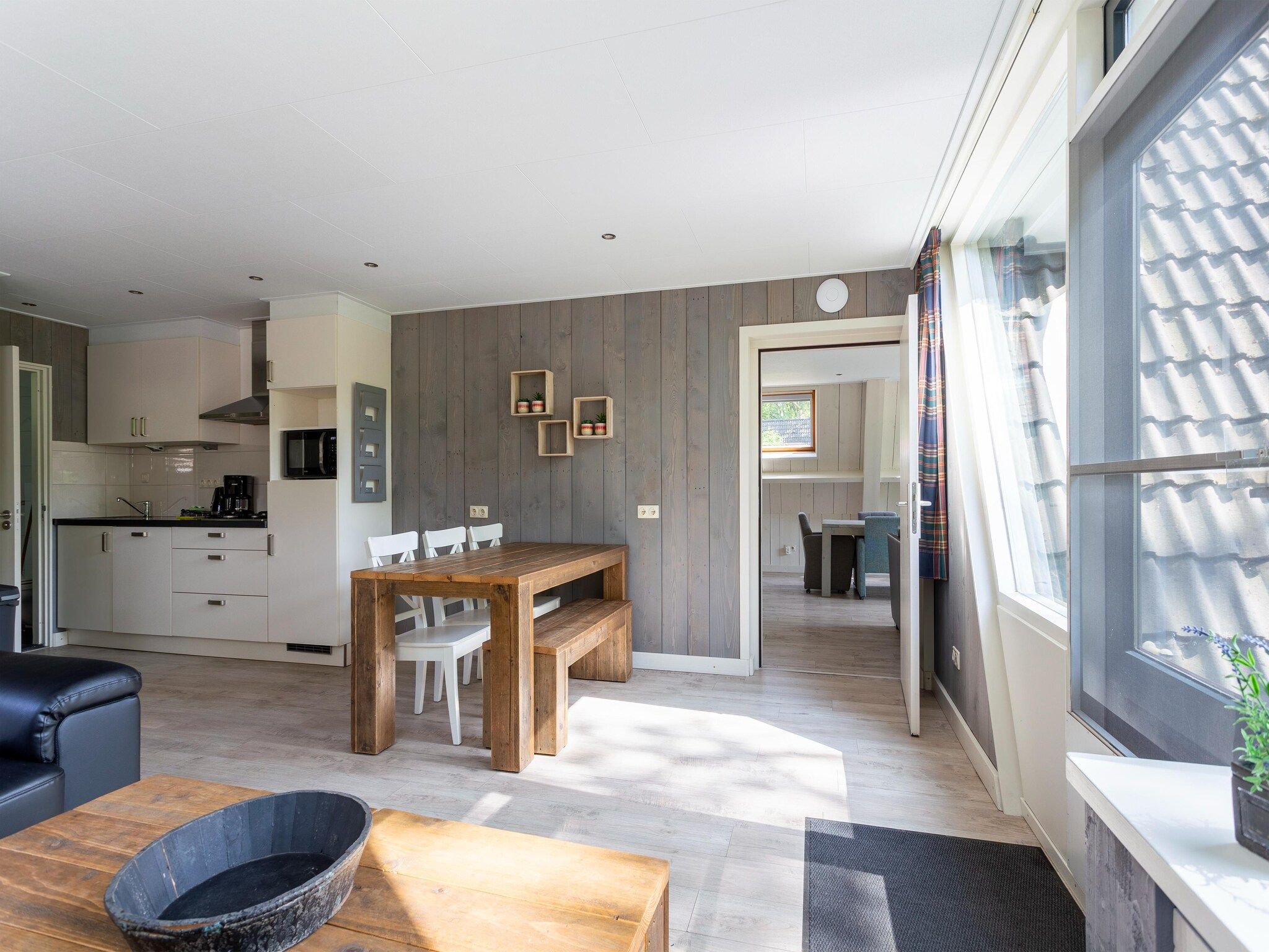 De eetkamer van Combi bungalow Vosseven 84 & 85 in Stramproy