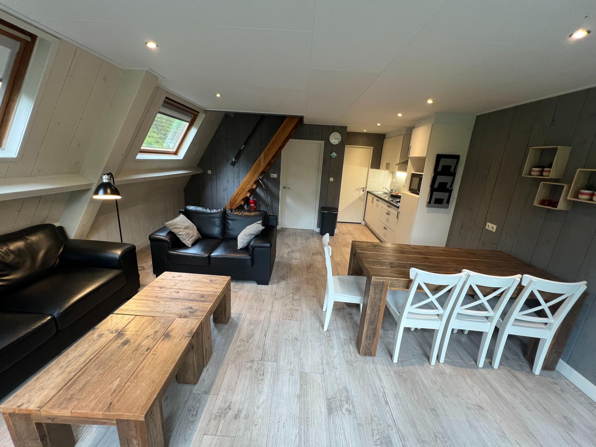 De woonkamer van Combi bungalow Vosseven 84 & 85 in Stramproy