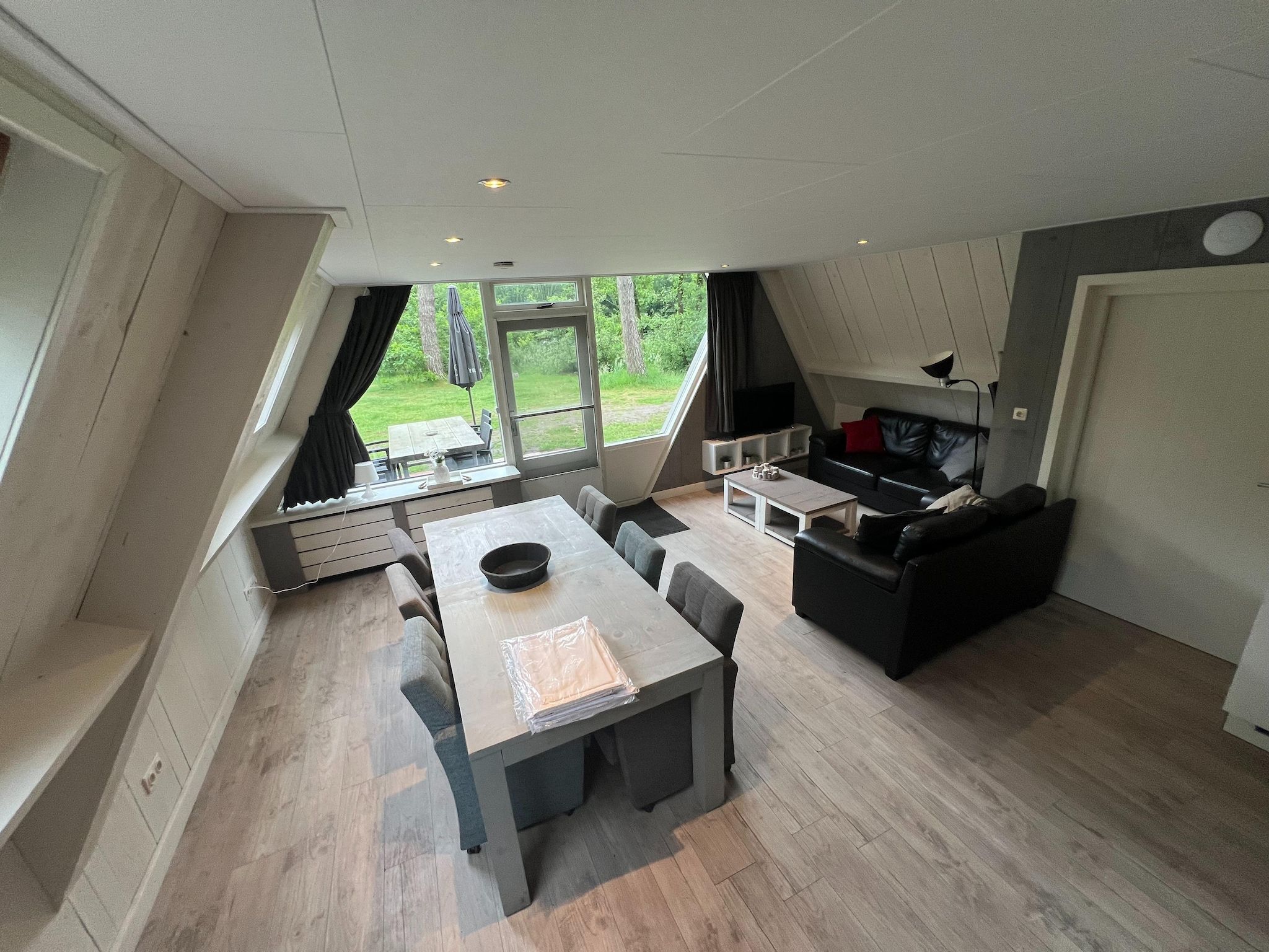 De woonkamer van Combi bungalow Vosseven 84 & 85 in Stramproy