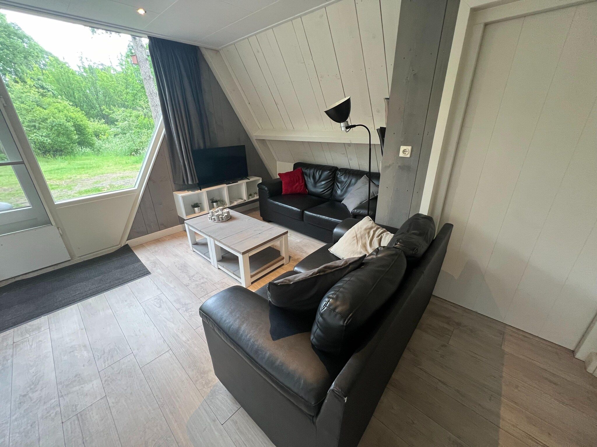 De woonkamer van Combi bungalow Vosseven 84 & 85 in Stramproy