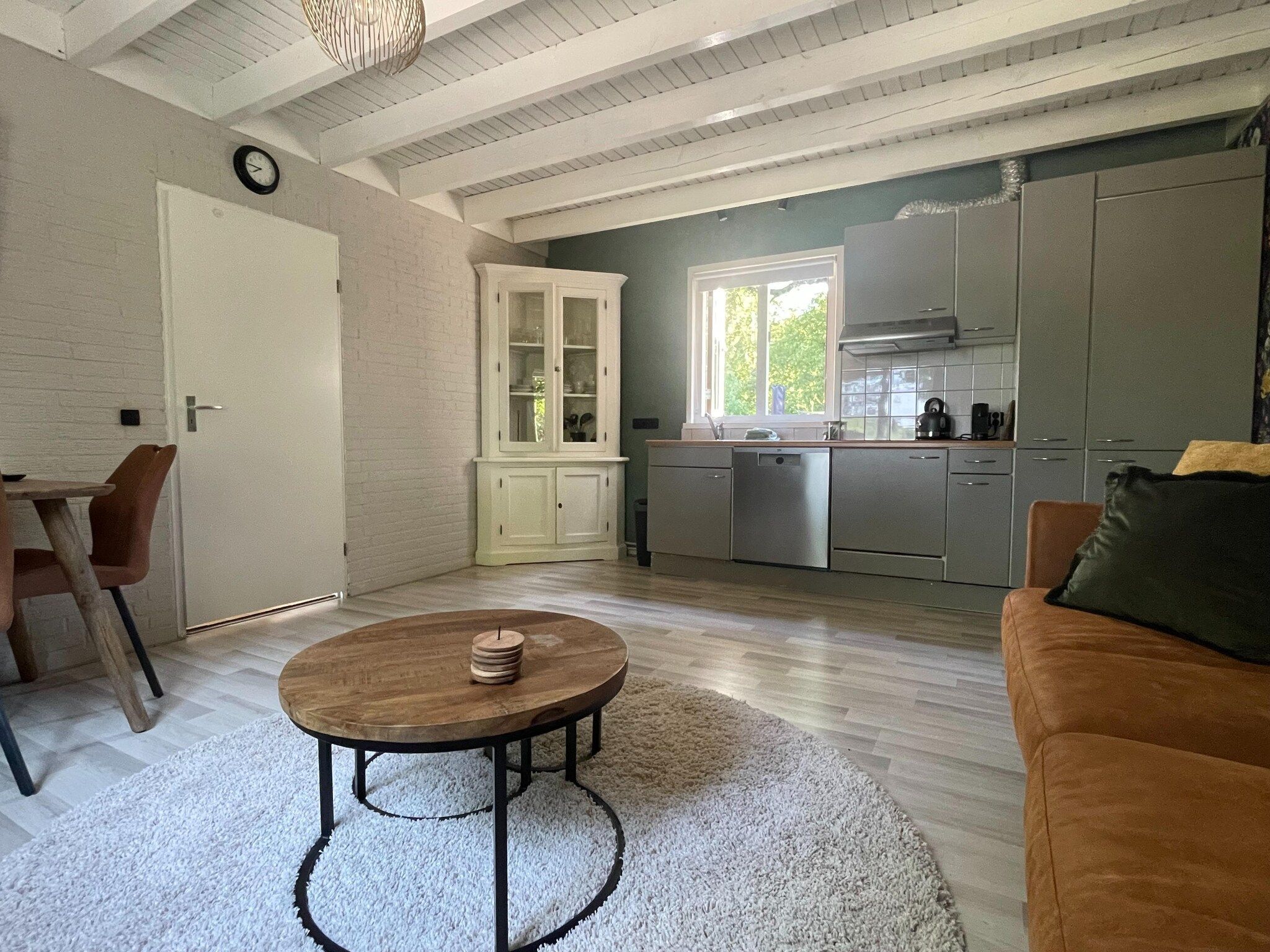 De woonkamer van Elperhof Schoonloo 16B in Schoonloo