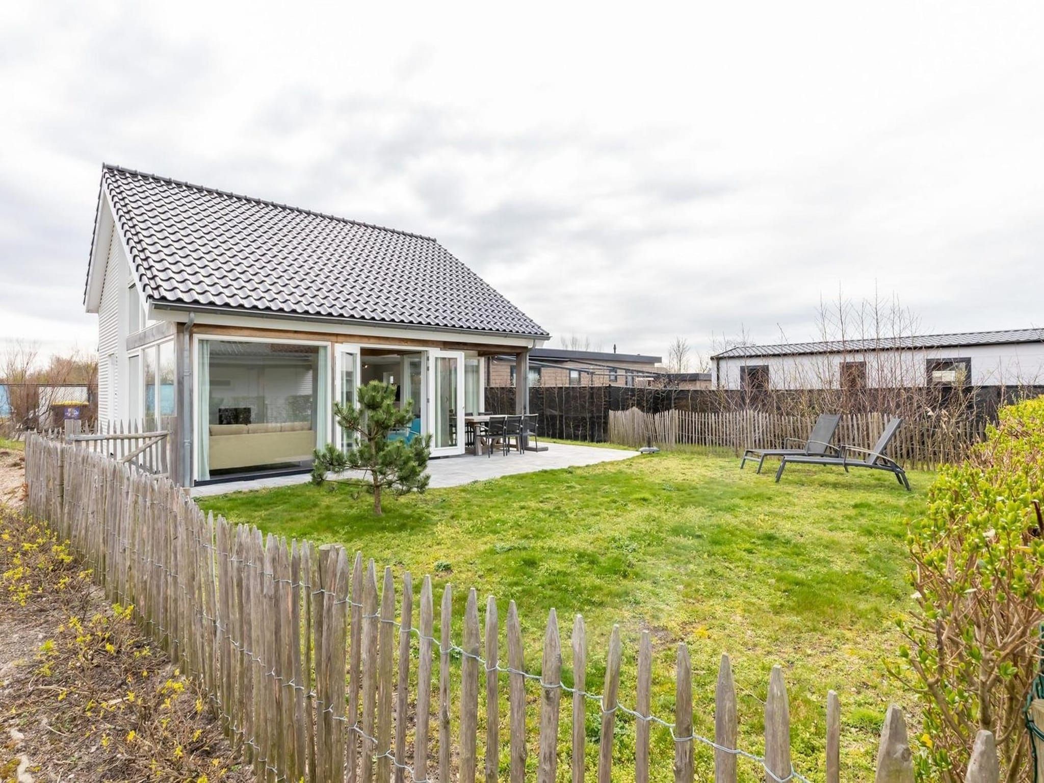 De tuin van Strandvilla 30 in Renesse