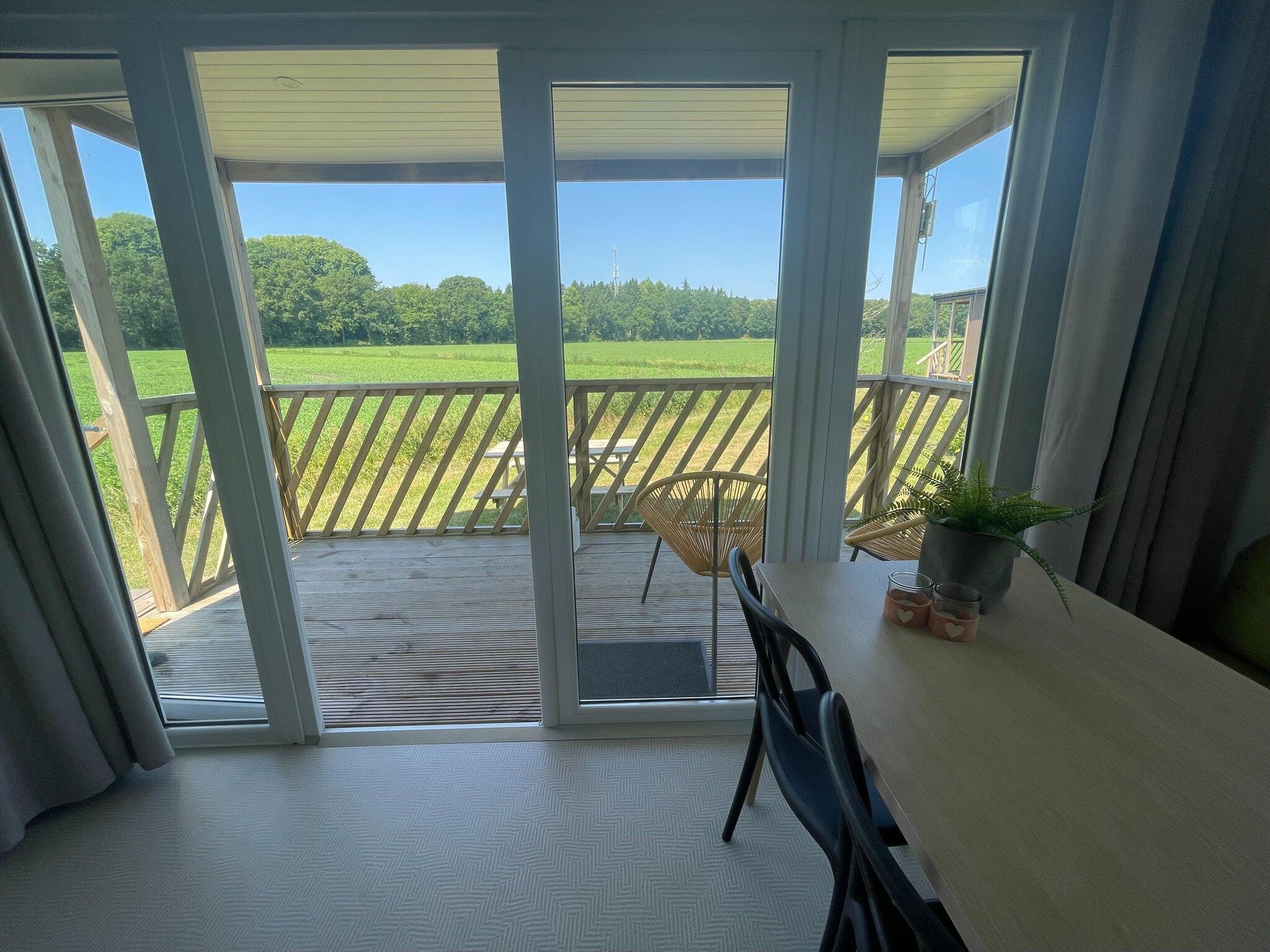 De eetkamer van Elperhof Veldlodge in Schoonloo