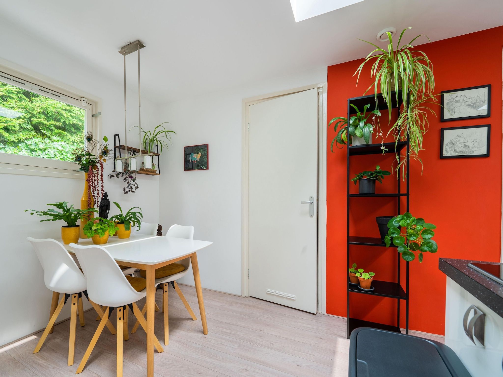 De eetkamer van De Klimroos in Bergen