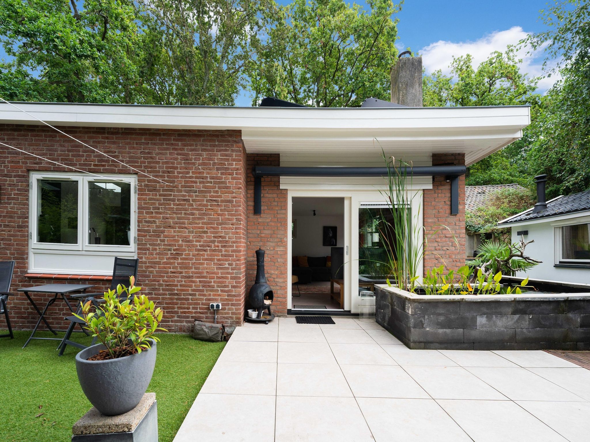 De buitenkant van De Klimroos in Bergen