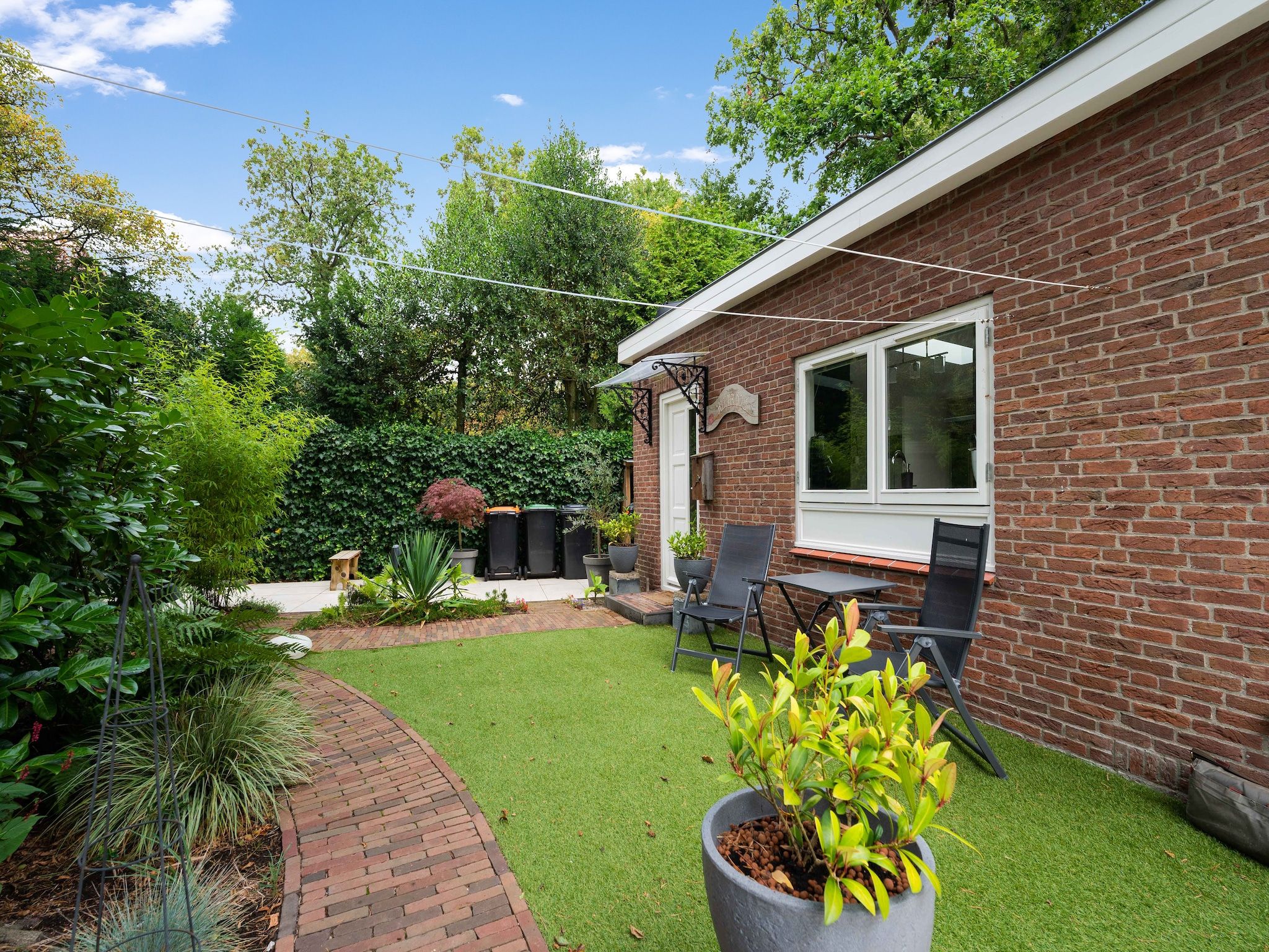 De tuin van De Klimroos in Bergen