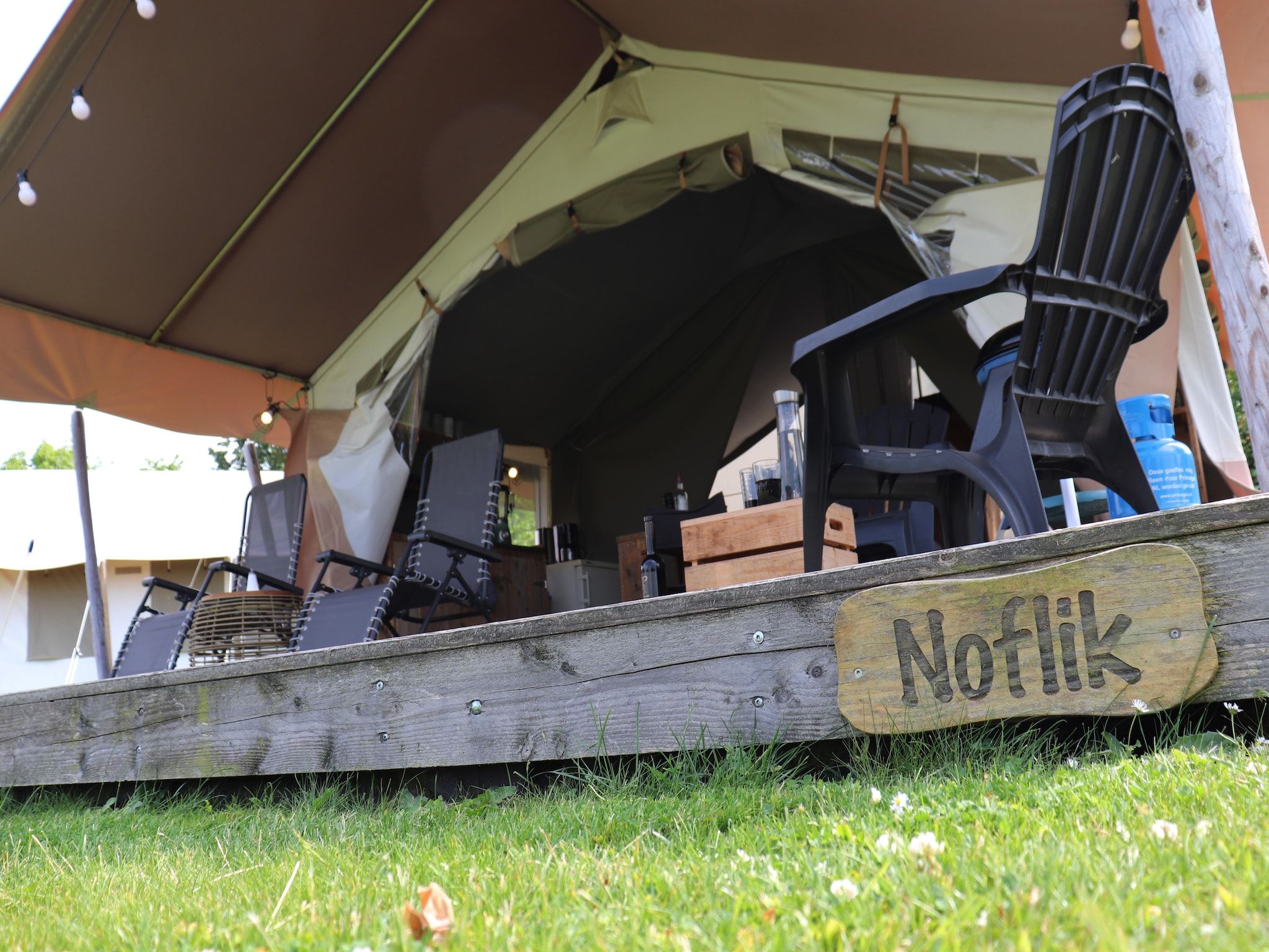 De buitenkant van Safaritent ''Noflik" in Twijzel