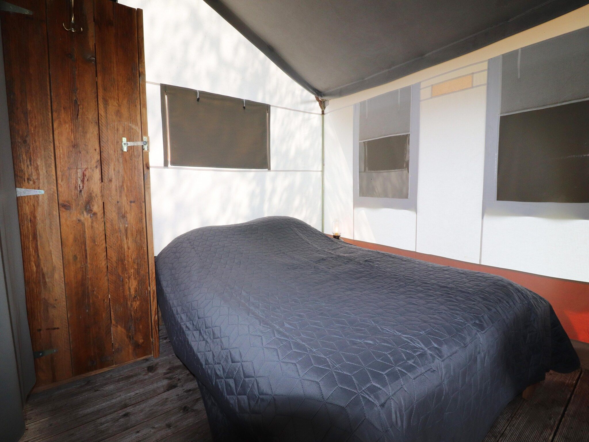 Een slaapkamer van Safaritent ''Noflik" in Twijzel