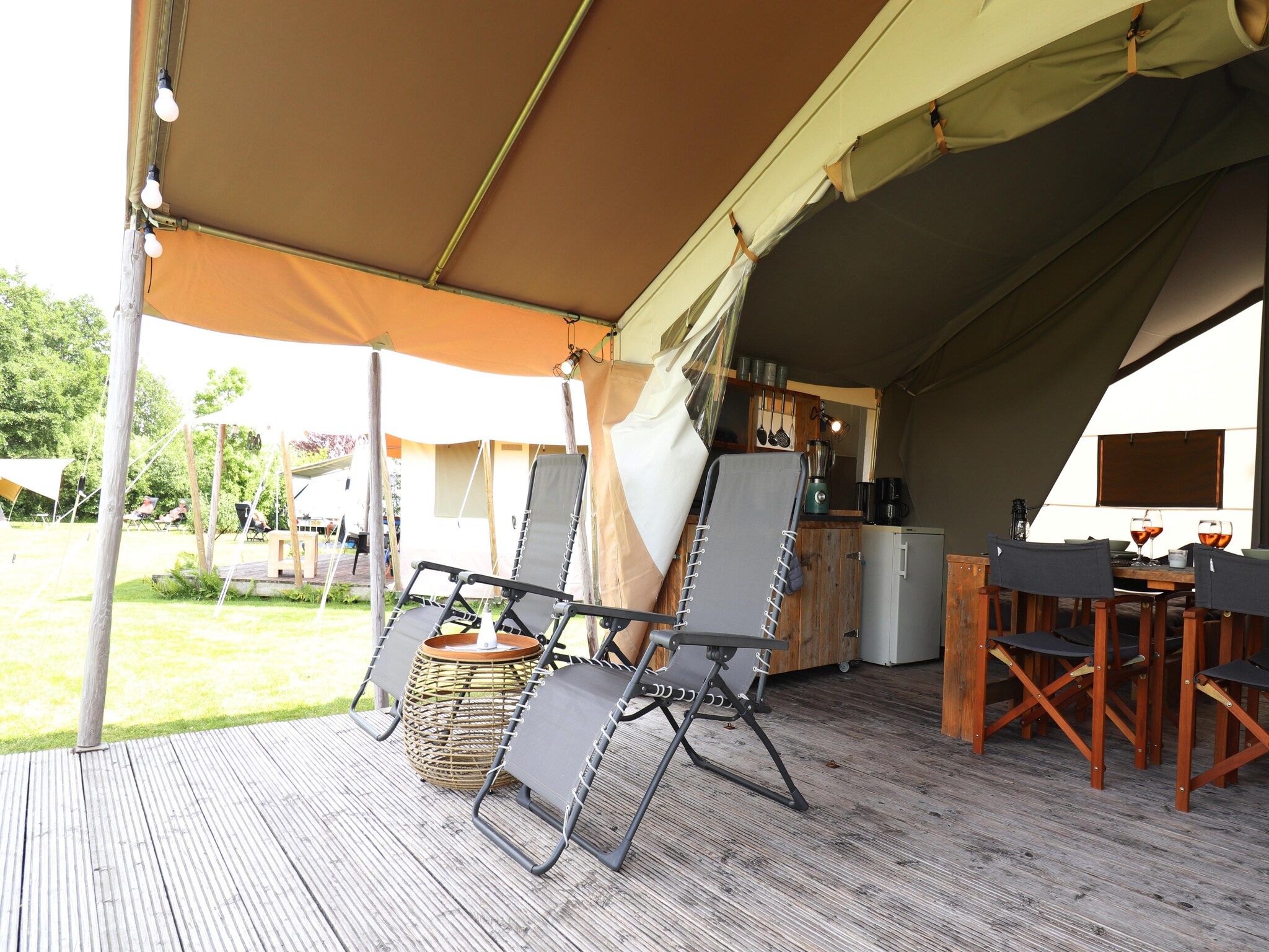 Het terras van Safaritent ''Noflik" in Twijzel