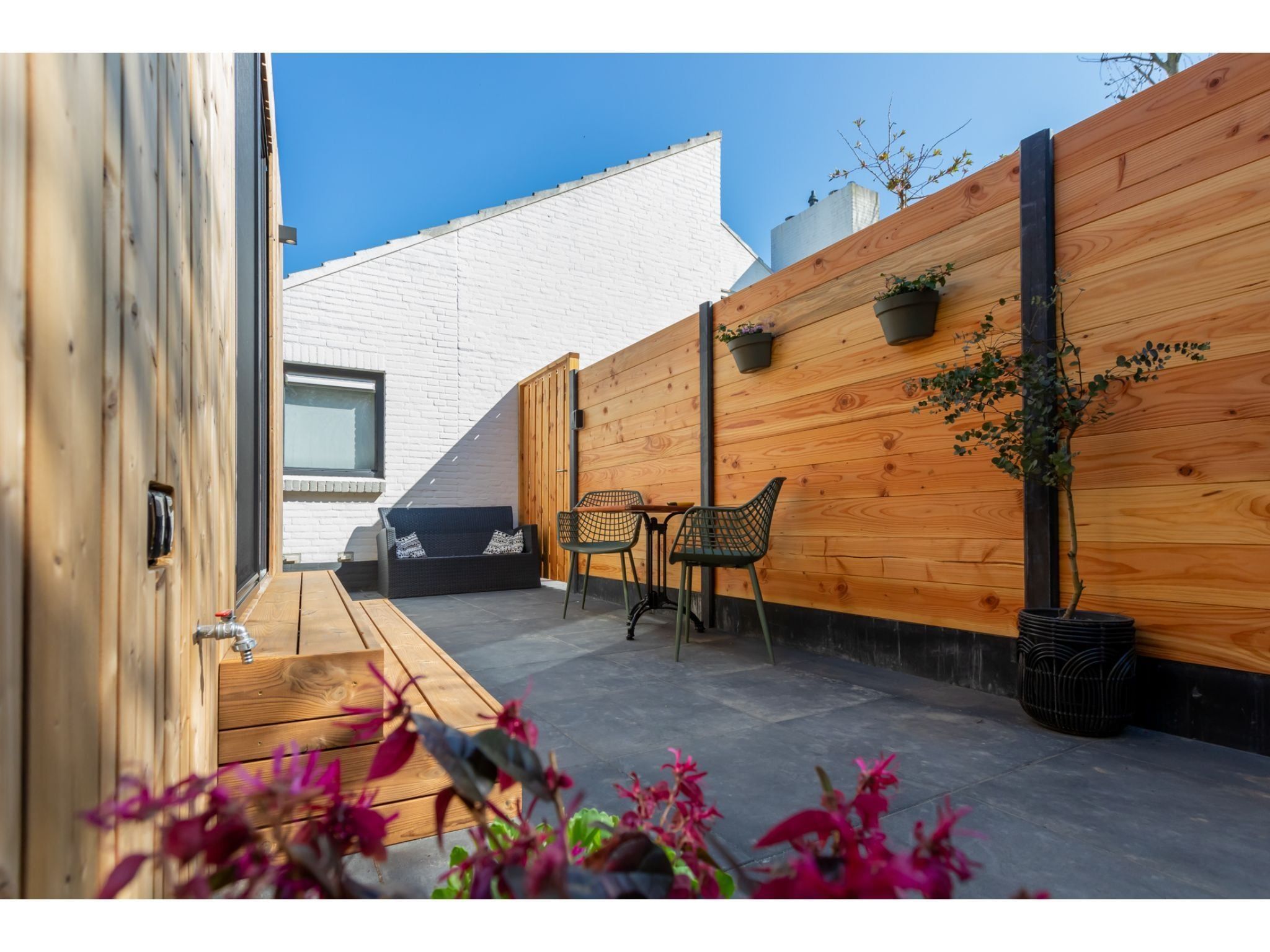 Het terras van Tinyhouse La Mouette in Zoutelande