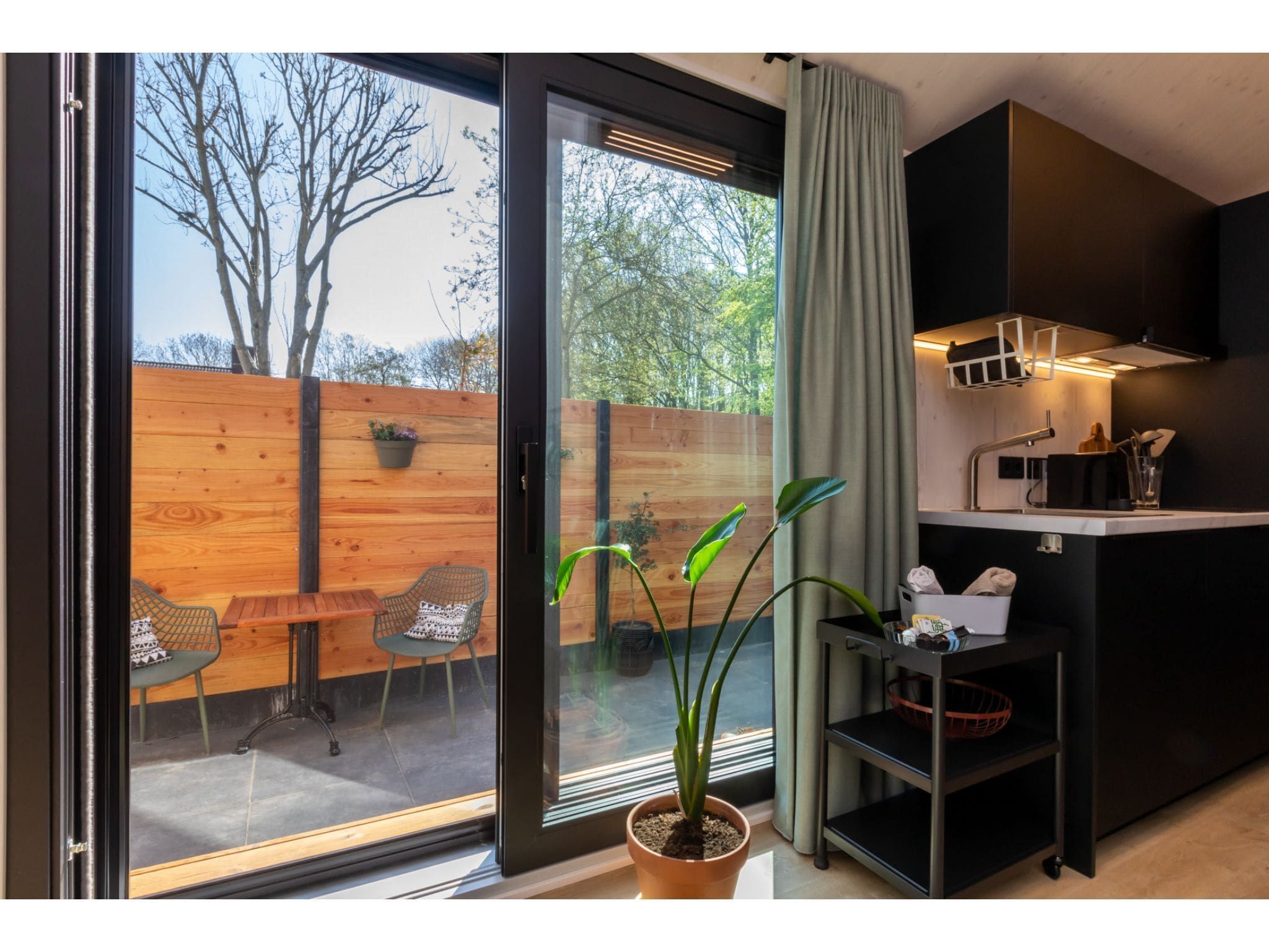 De woonkamer van Tinyhouse La Mouette in Zoutelande