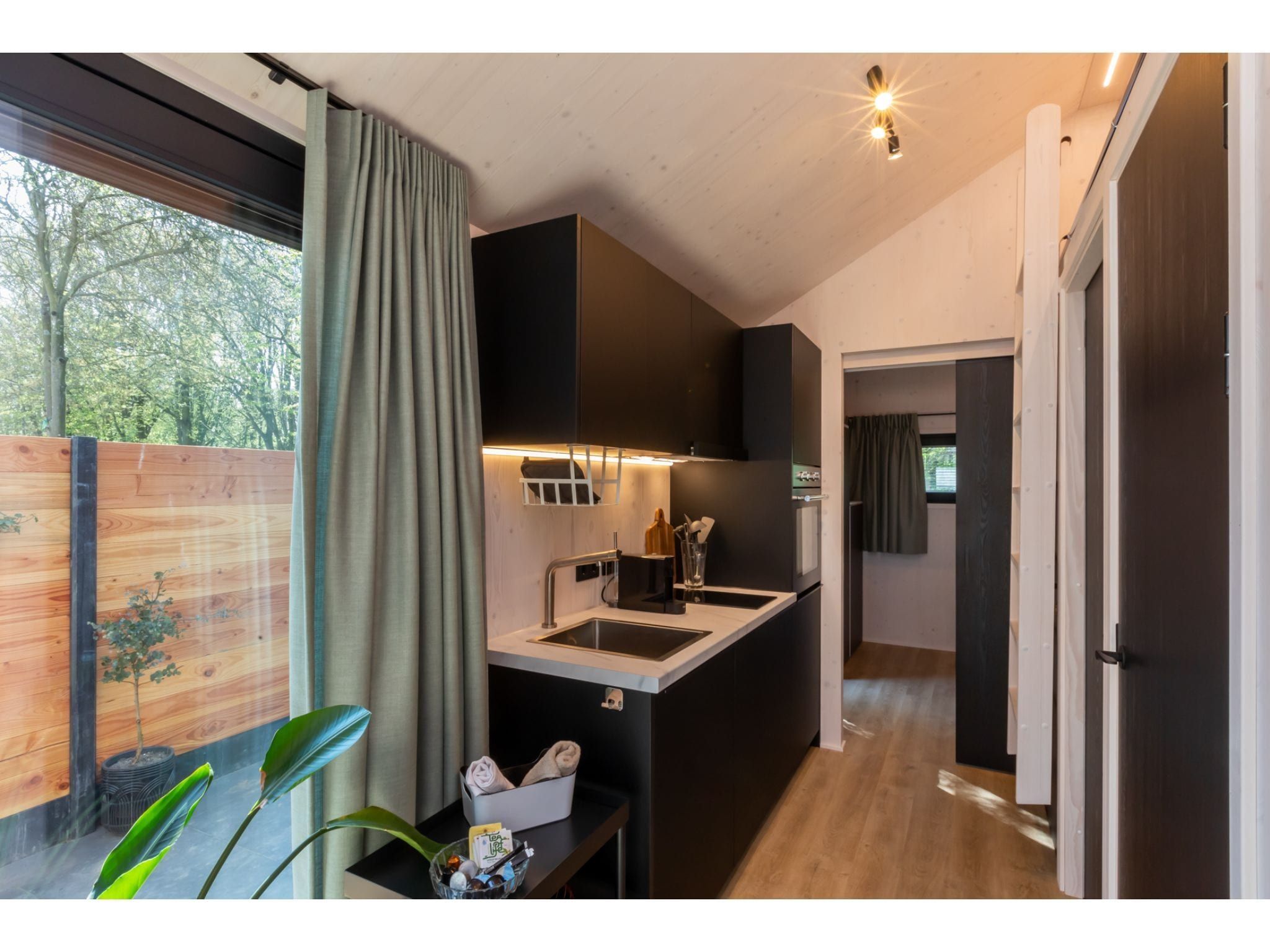 De keuken van Tinyhouse La Mouette in Zoutelande