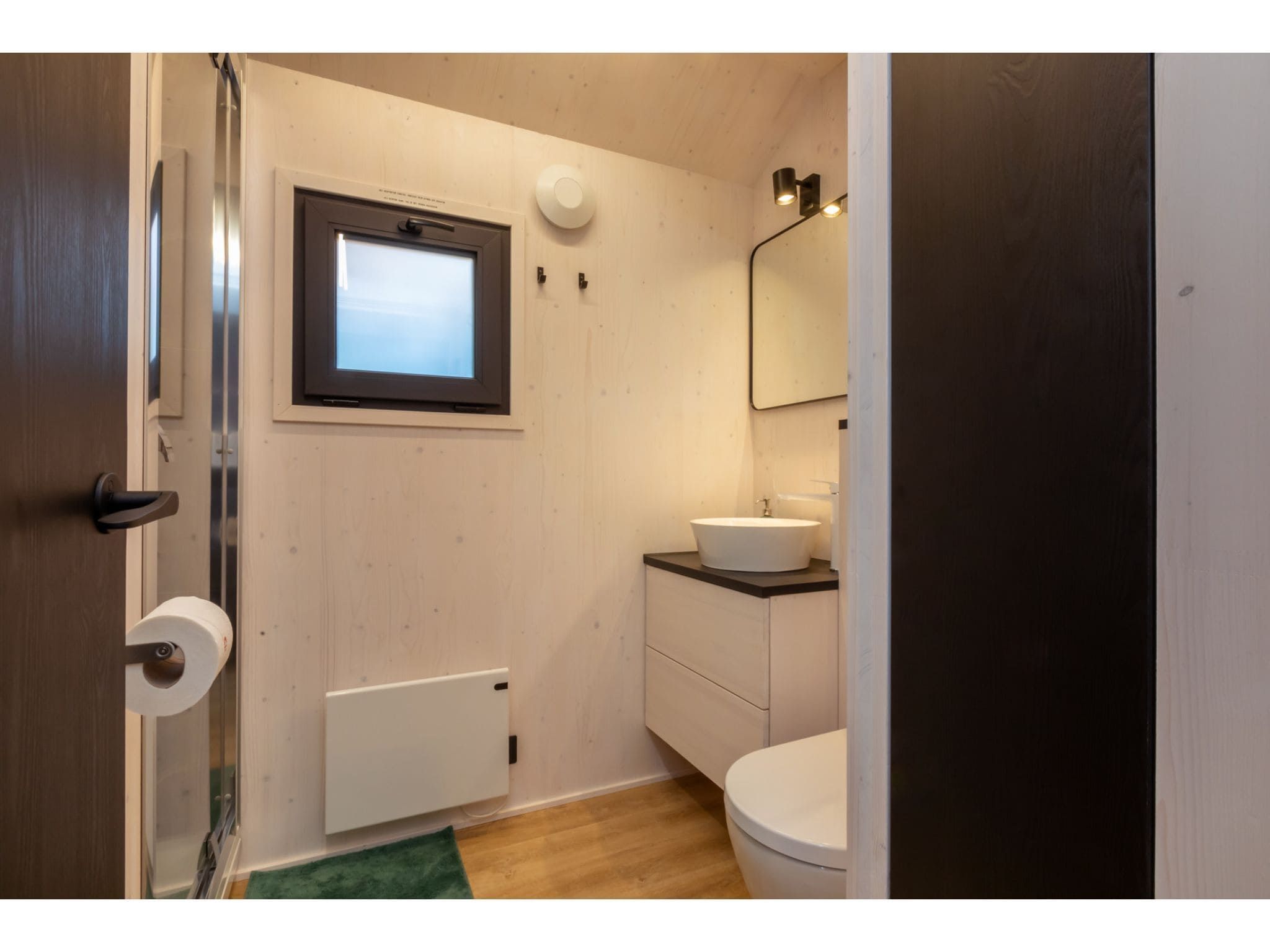 De badkamer van Tinyhouse La Mouette in Zoutelande