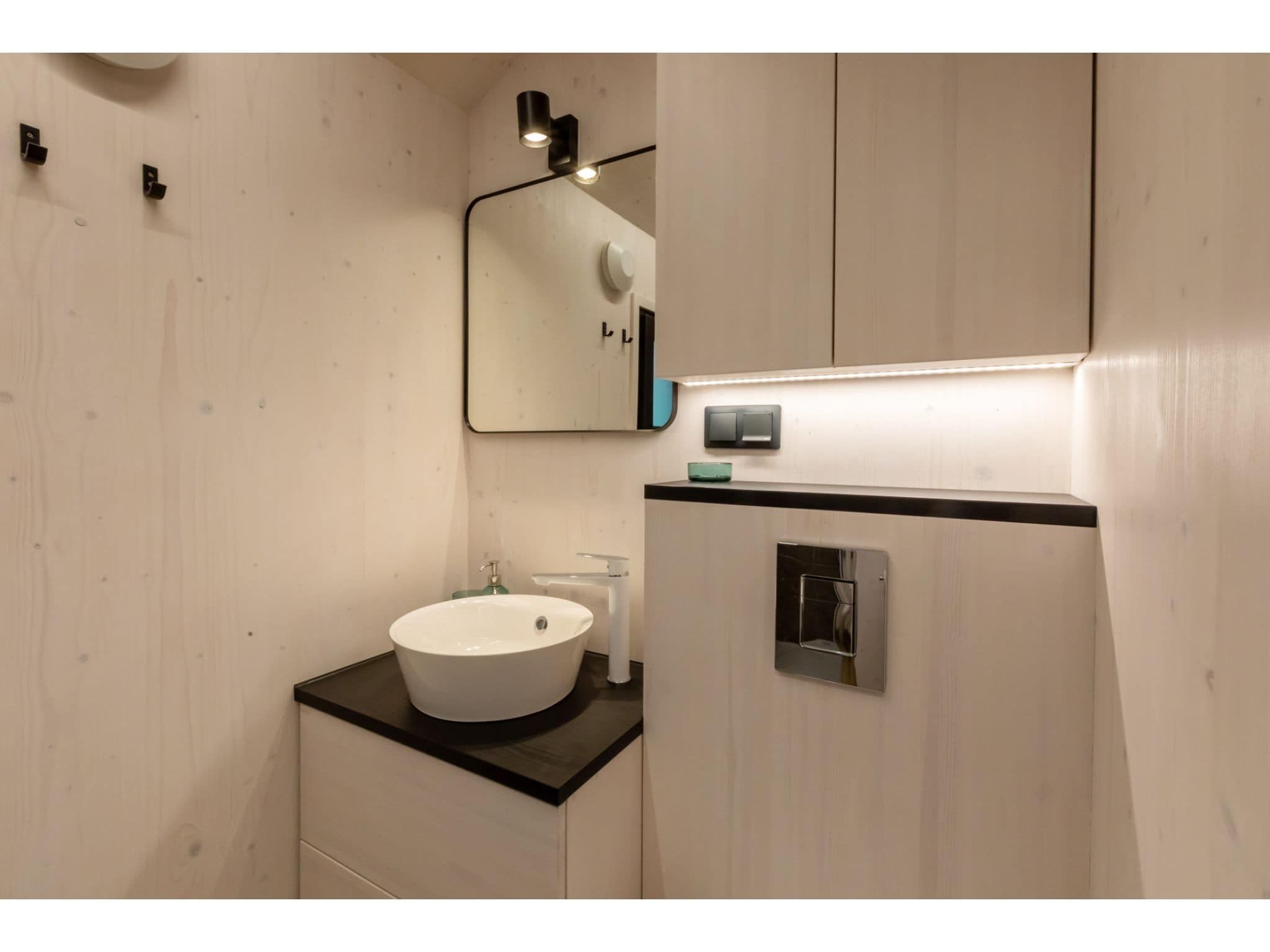 De badkamer van Tinyhouse La Mouette in Zoutelande