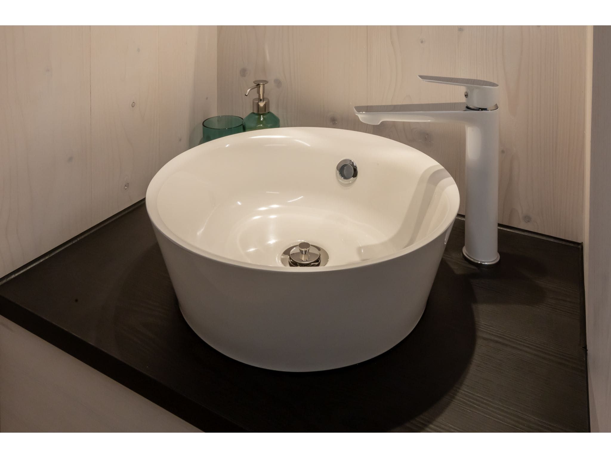 De badkamer van Tinyhouse La Mouette in Zoutelande