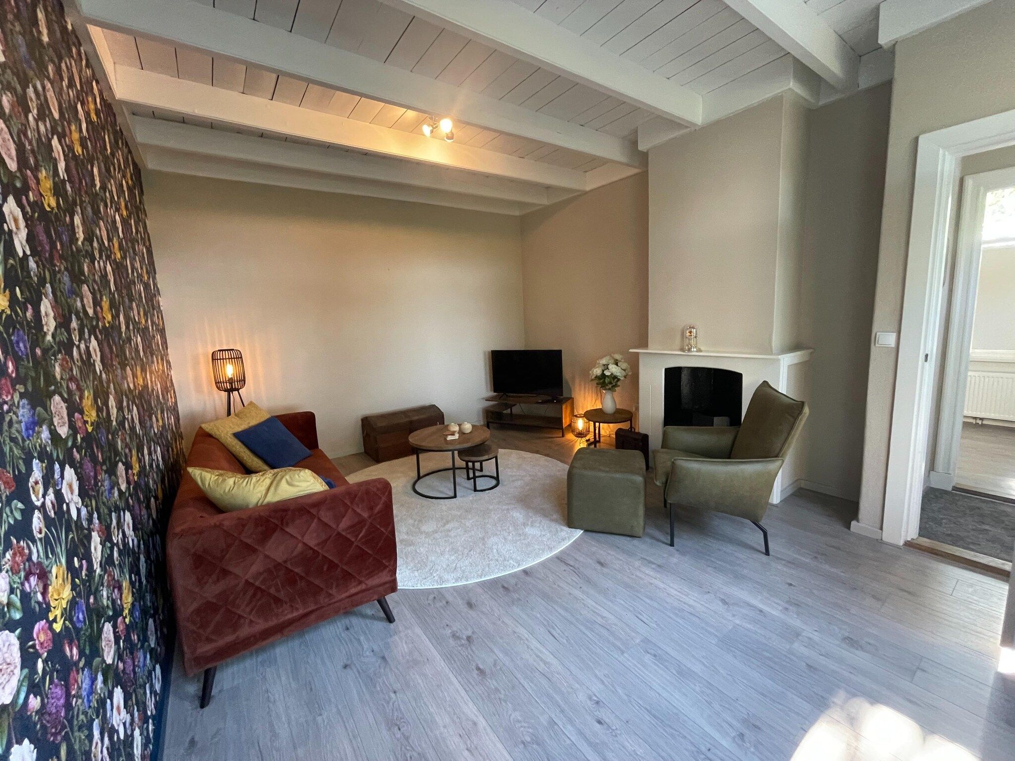 De woonkamer van Elperhof home 16A in Schoonloo