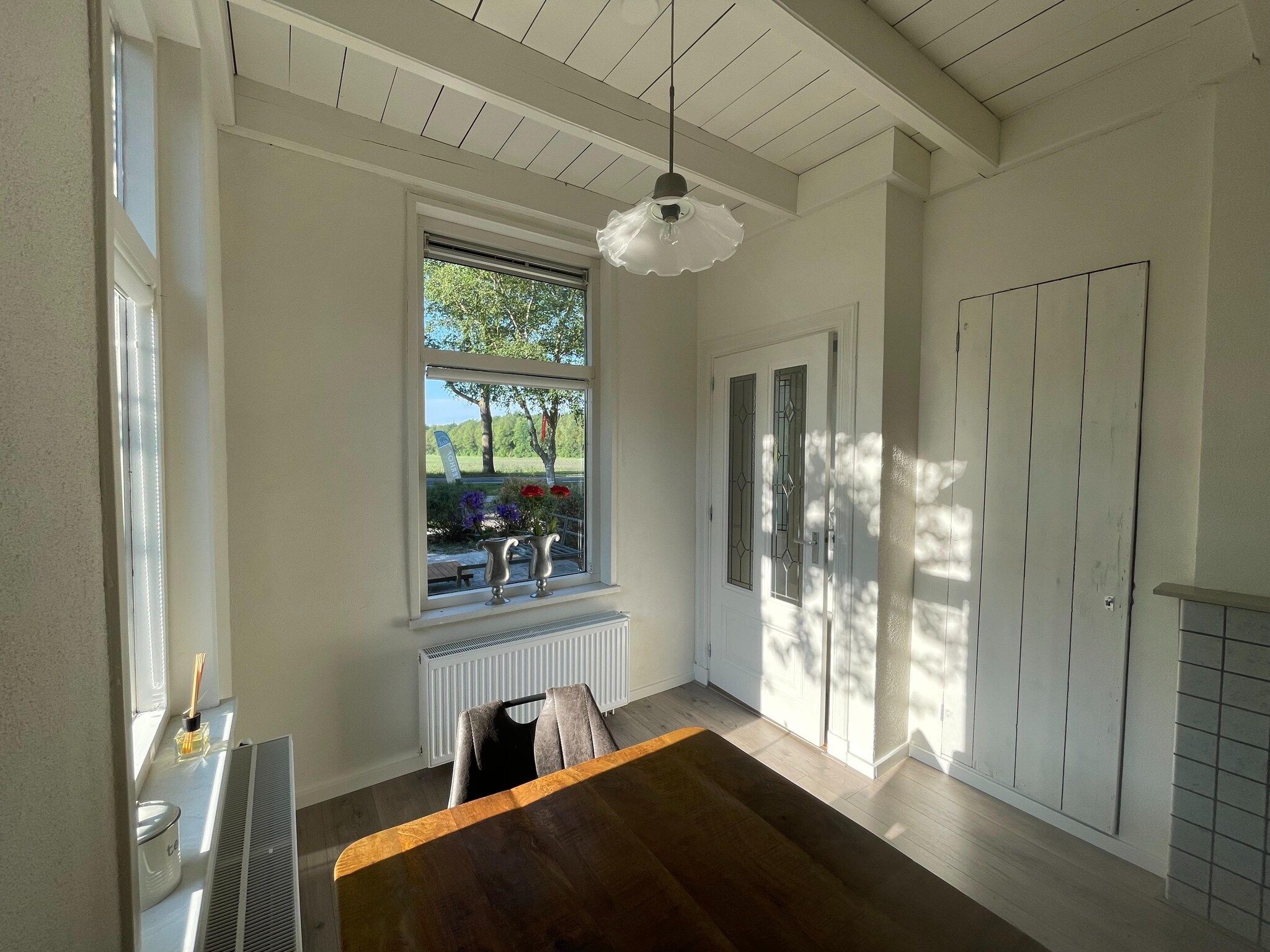 De eetkamer van Elperhof home 16A in Schoonloo