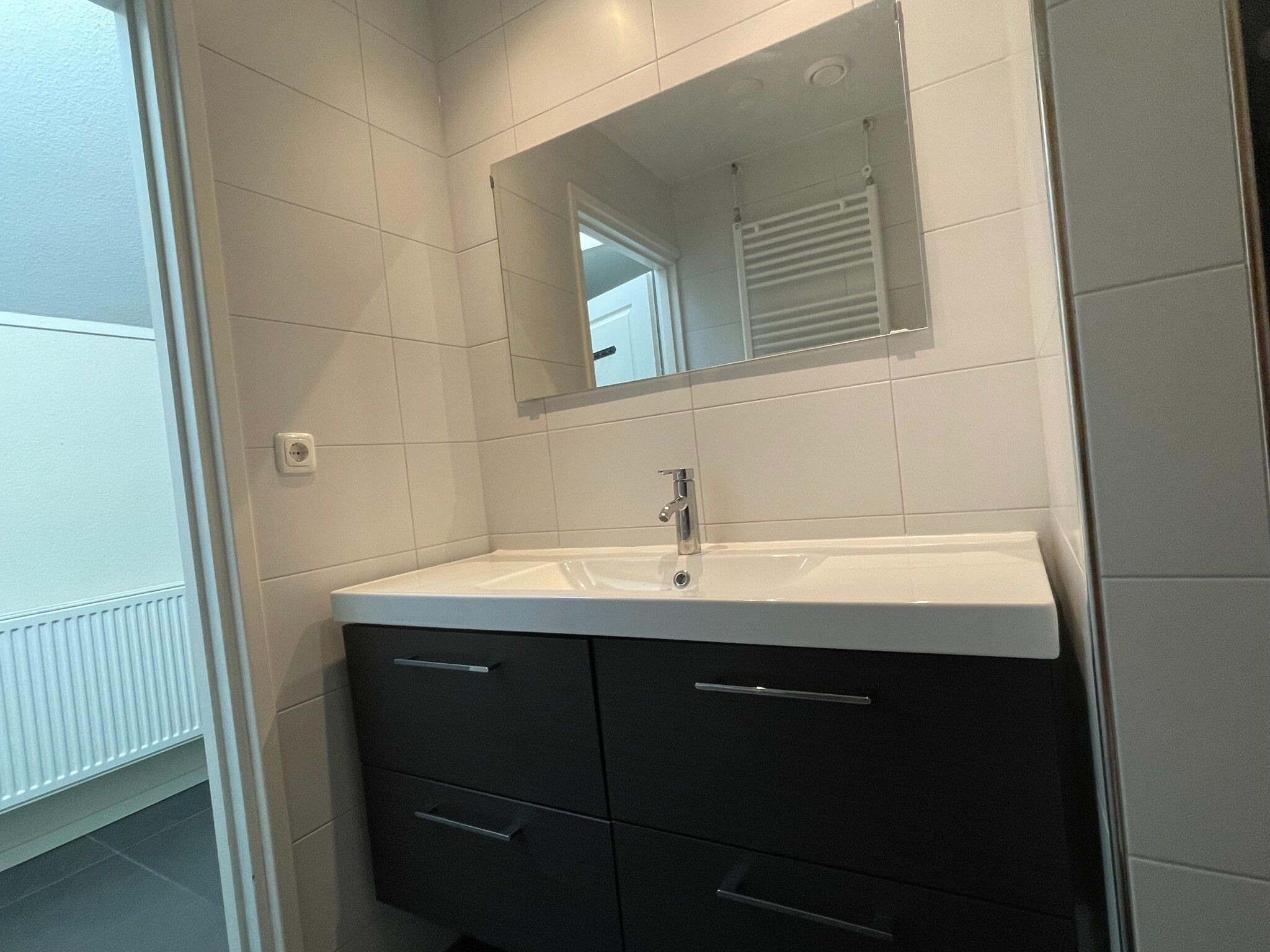 De badkamer van Elperhof home 16A in Schoonloo