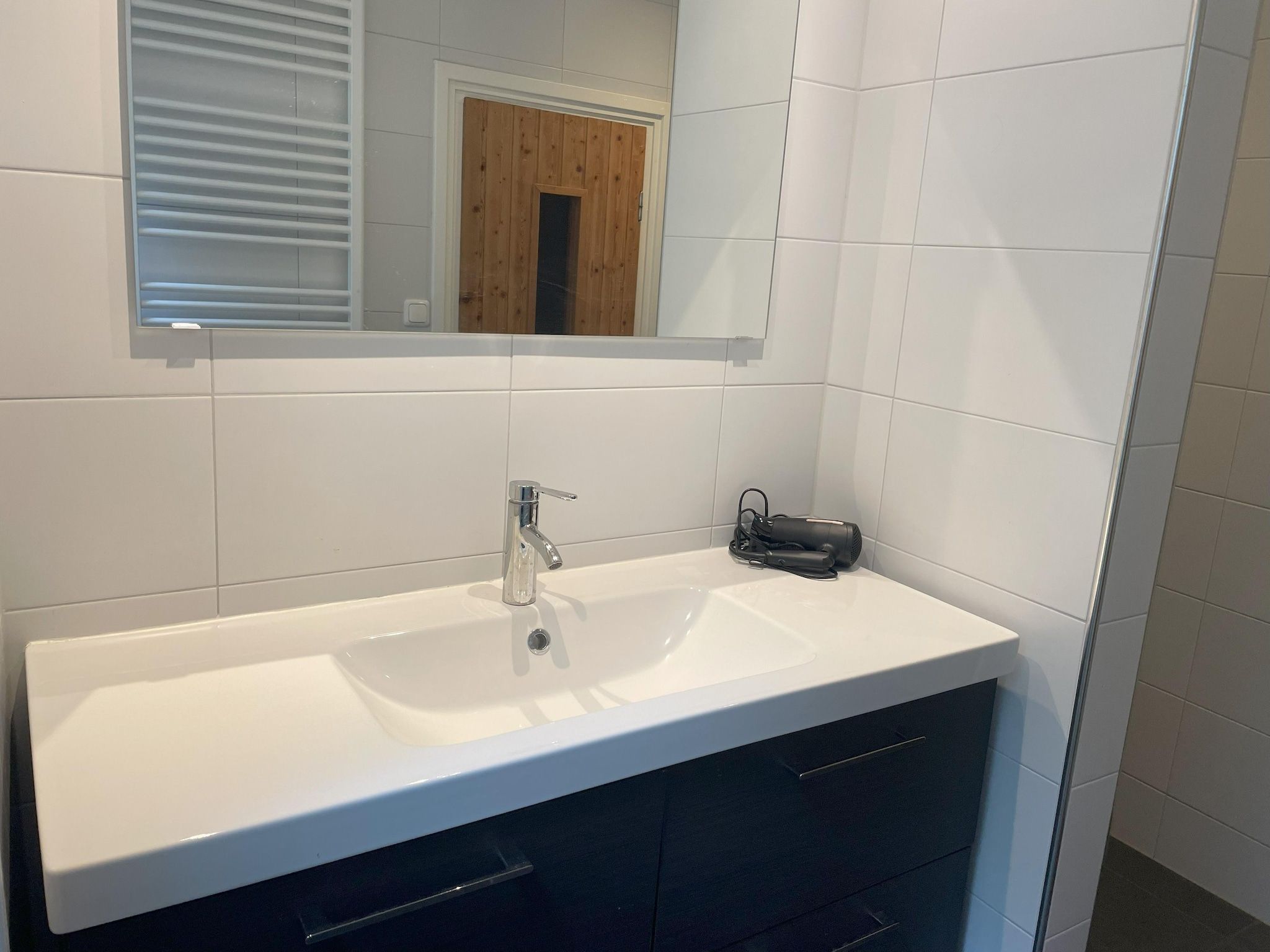 De badkamer van Elperhof home 16A in Schoonloo