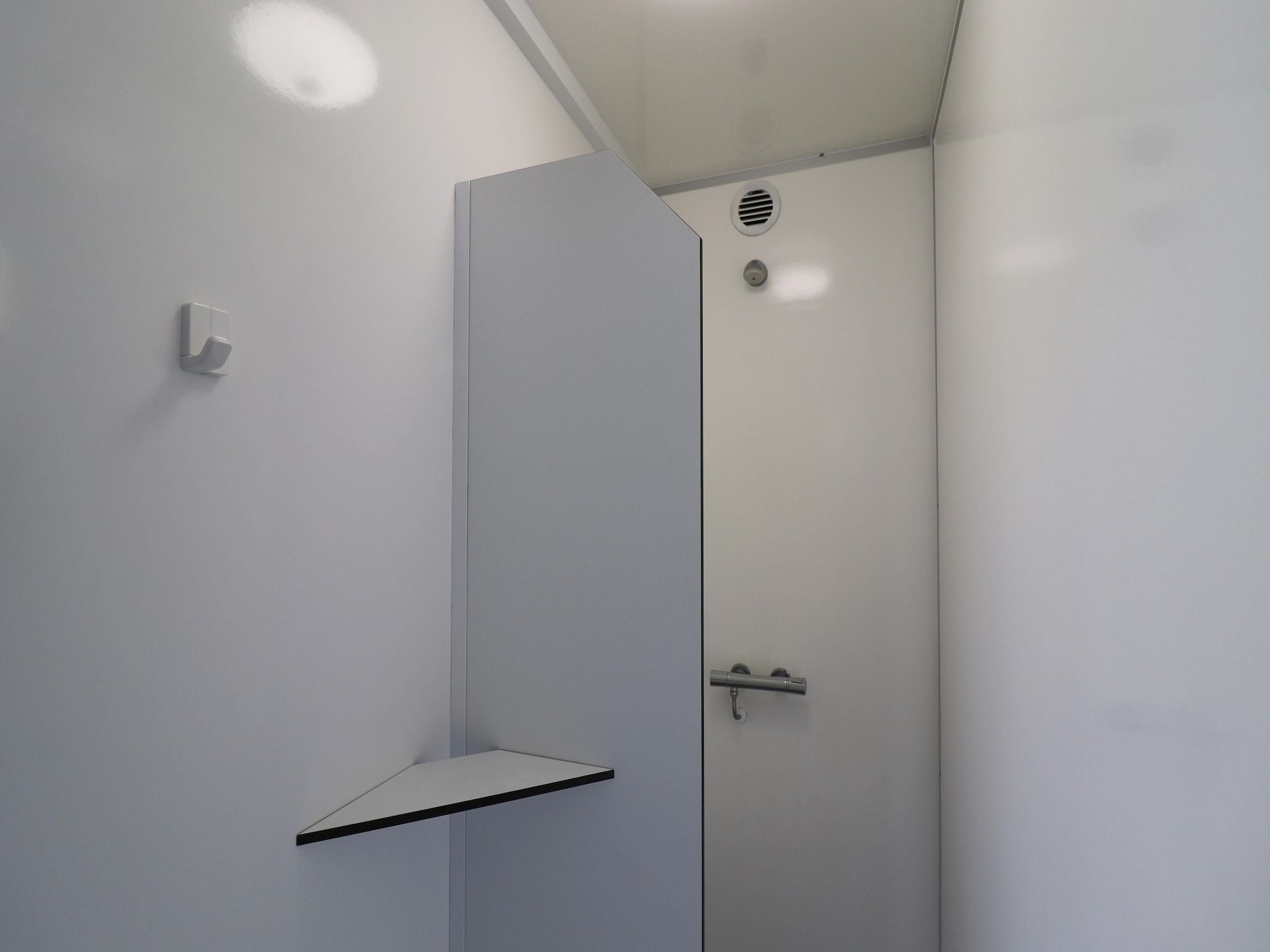 De badkamer van Glamour tent 'Kreas'" in Twijzel