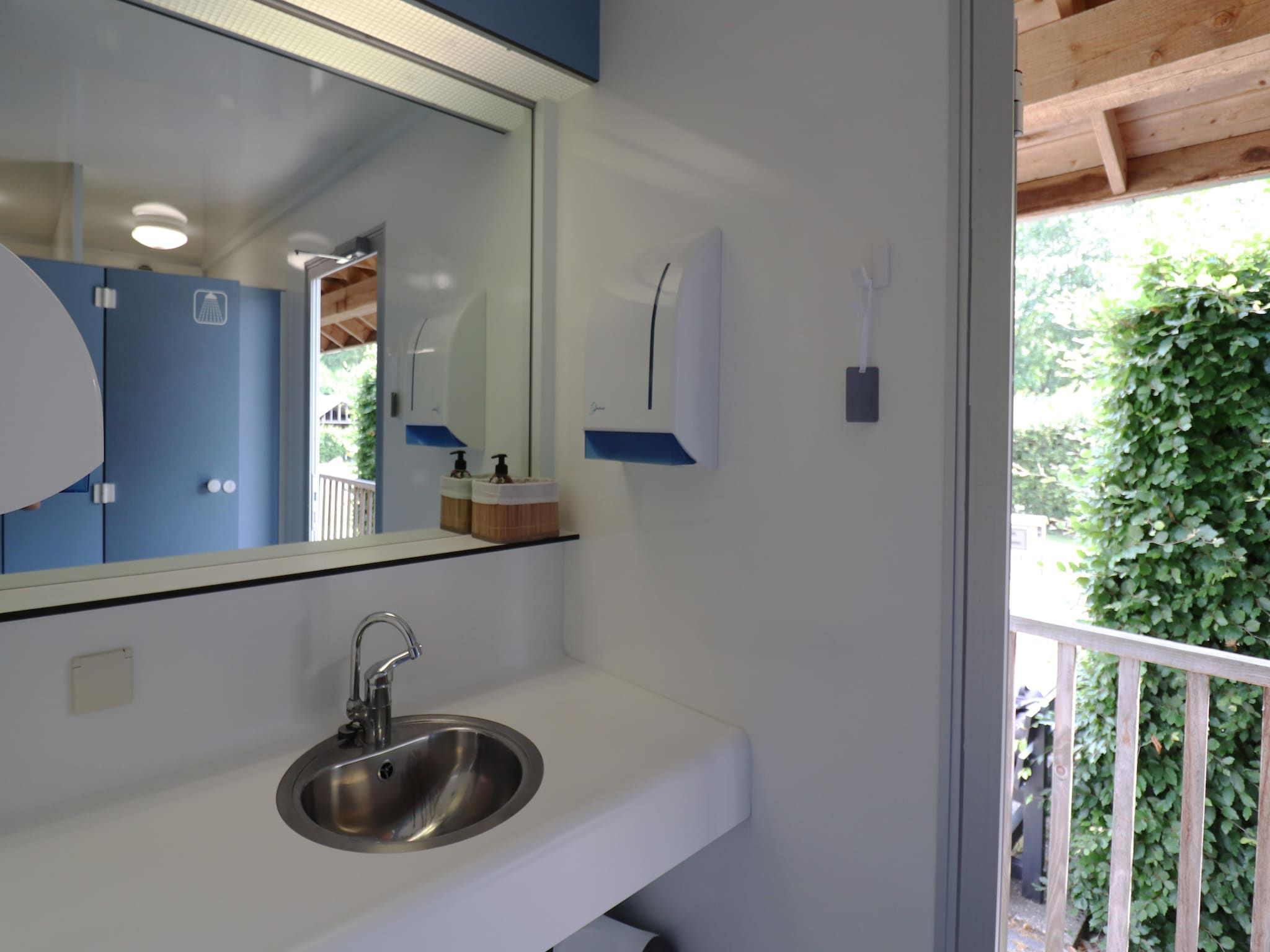 De badkamer van Glamour tent 'Kreas'" in Twijzel